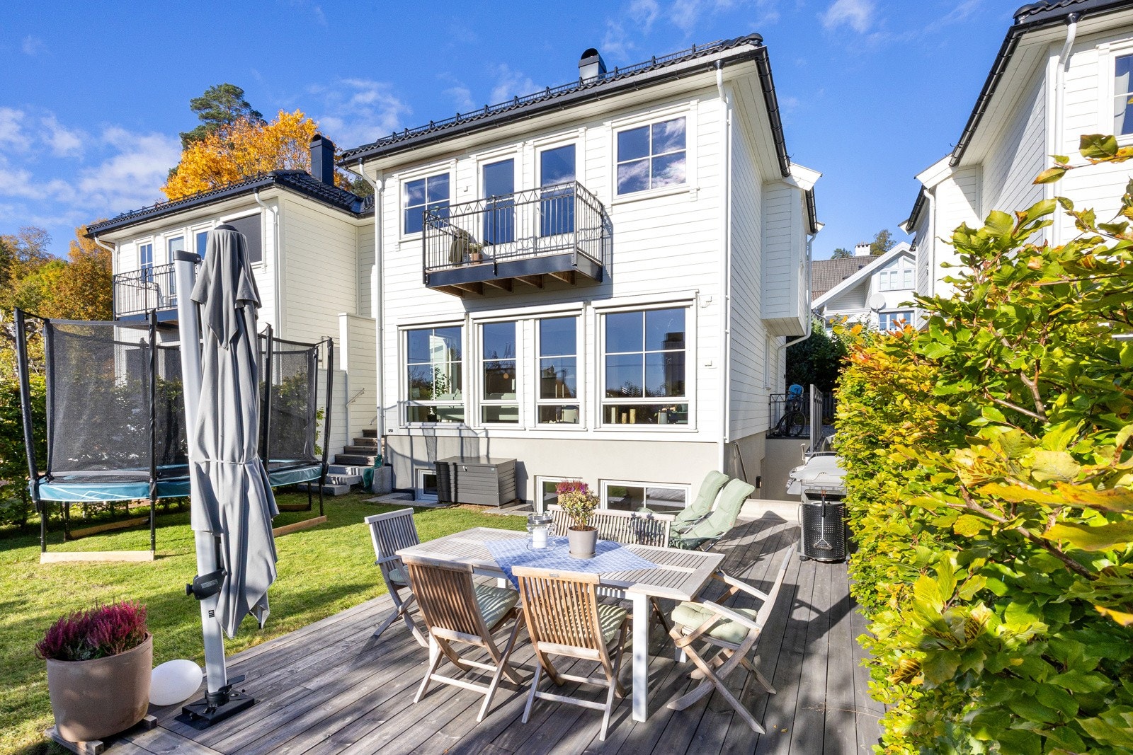 Romslig hagedel med plass til trampoline for de minste. Galleribilde