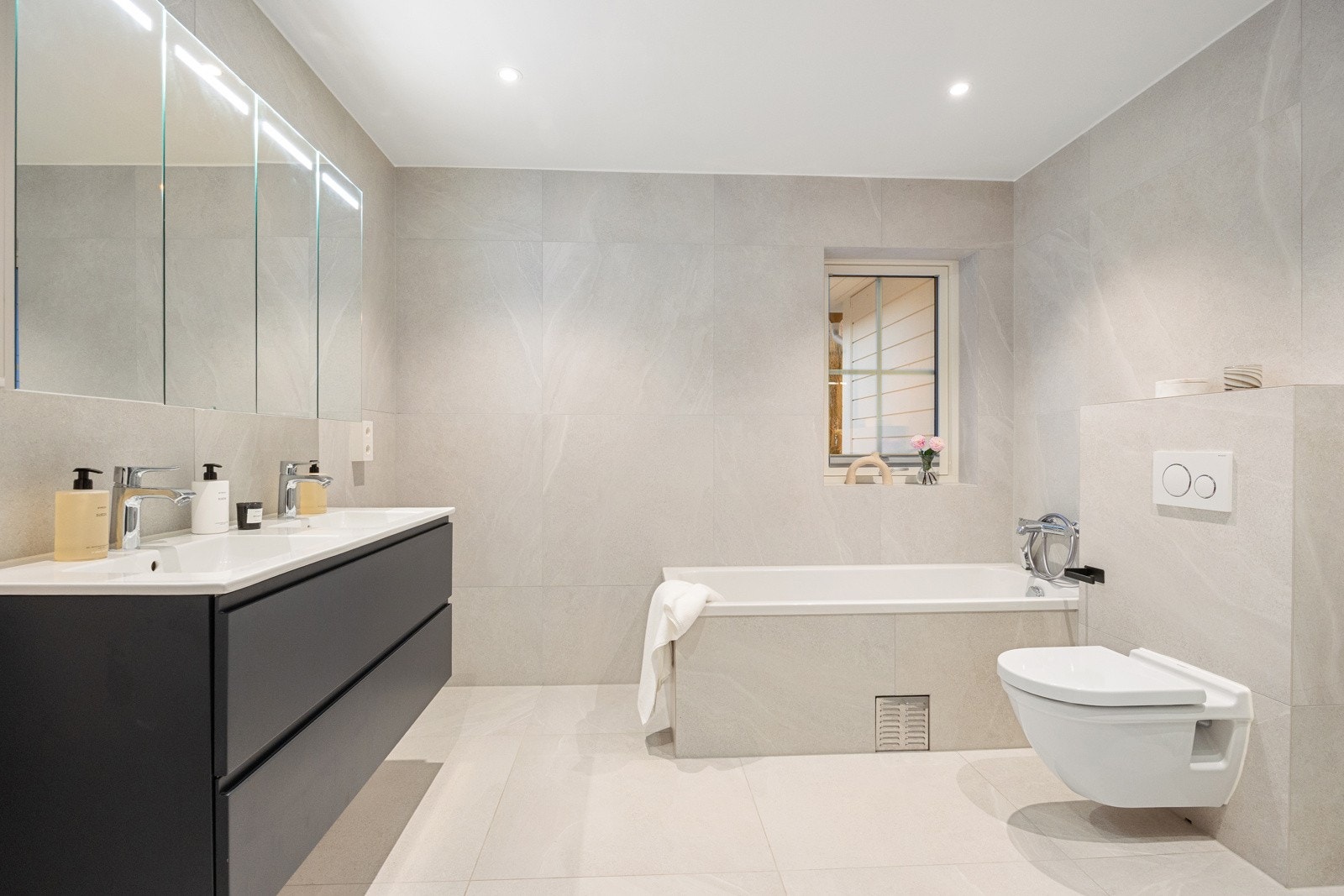 Lekkert bad tilhørende master bedroom. Galleribilde