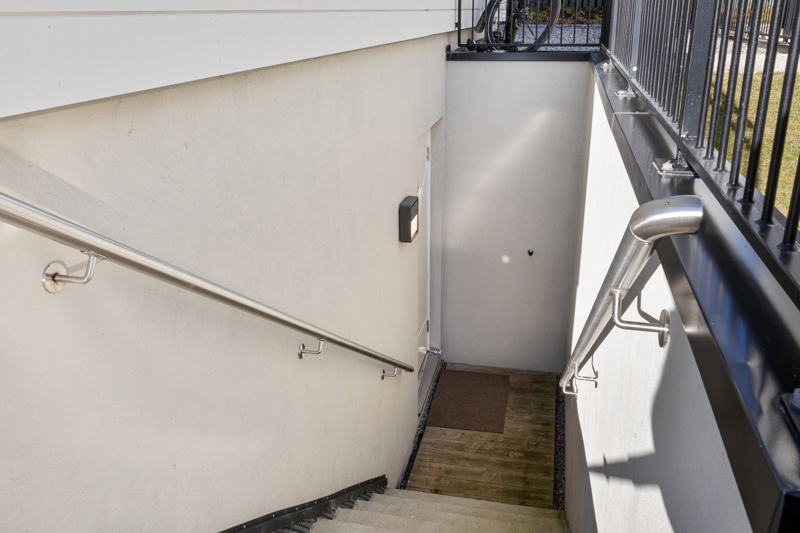 Boligen har egen inngang til kjelleretasjen. Galleribilde