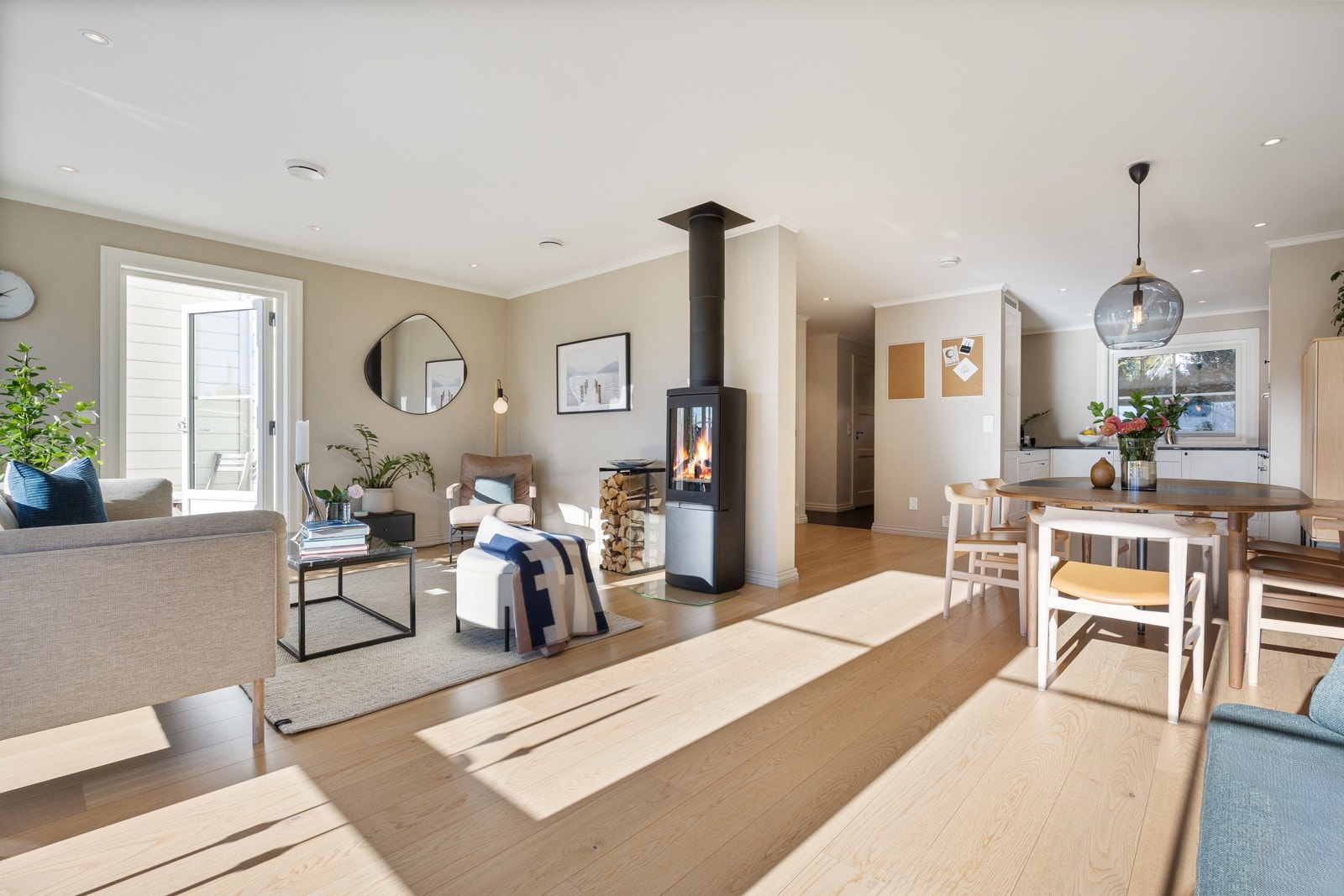 Stuen er naturlig inndelt i ulike soner, og det passer utmerket å innrede med spiseplass nærmest kjøkkenet. Galleribilde