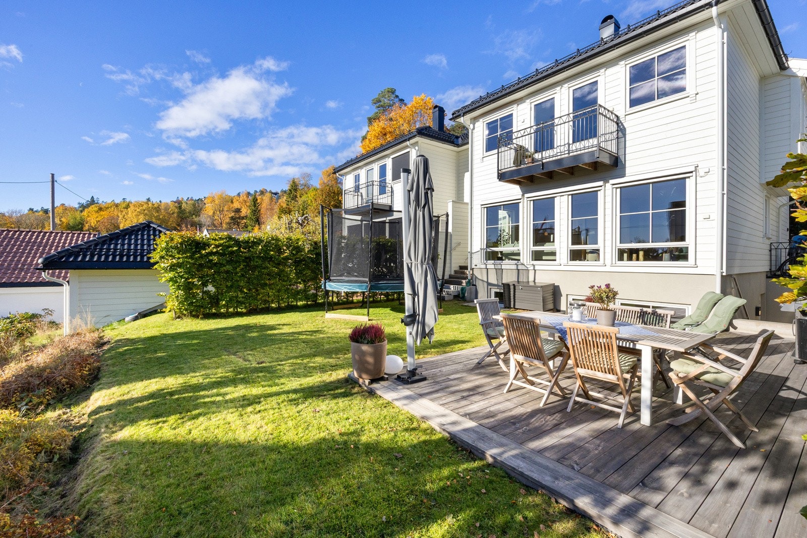 Kort gange til flere aktuelle barneskoler: Holmen, Svendstuen og Slemdal. Galleribilde