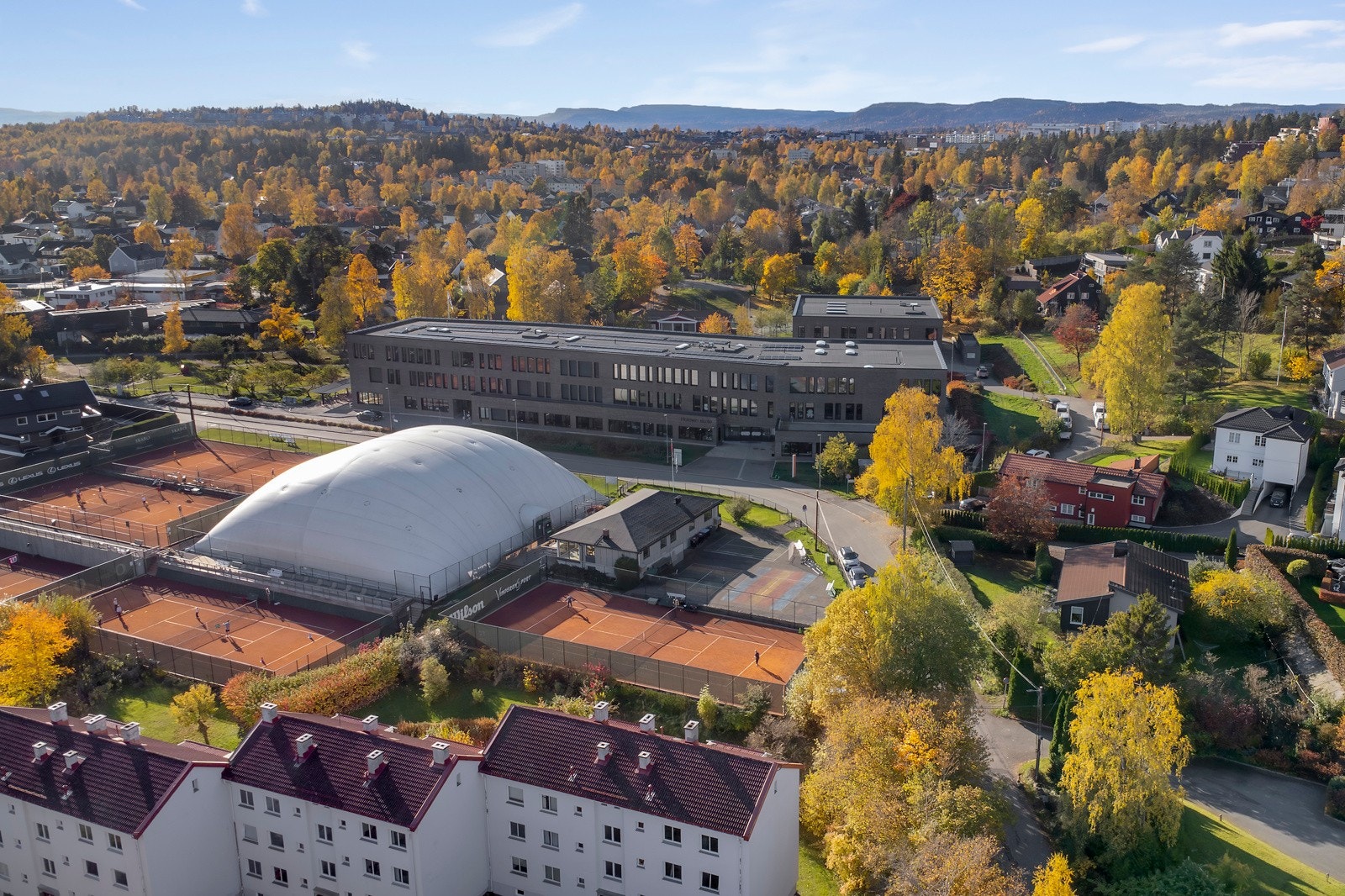 Nærområdet har flere idrettsfasiliteter, som Holmenkollen tennisklubb. Galleribilde