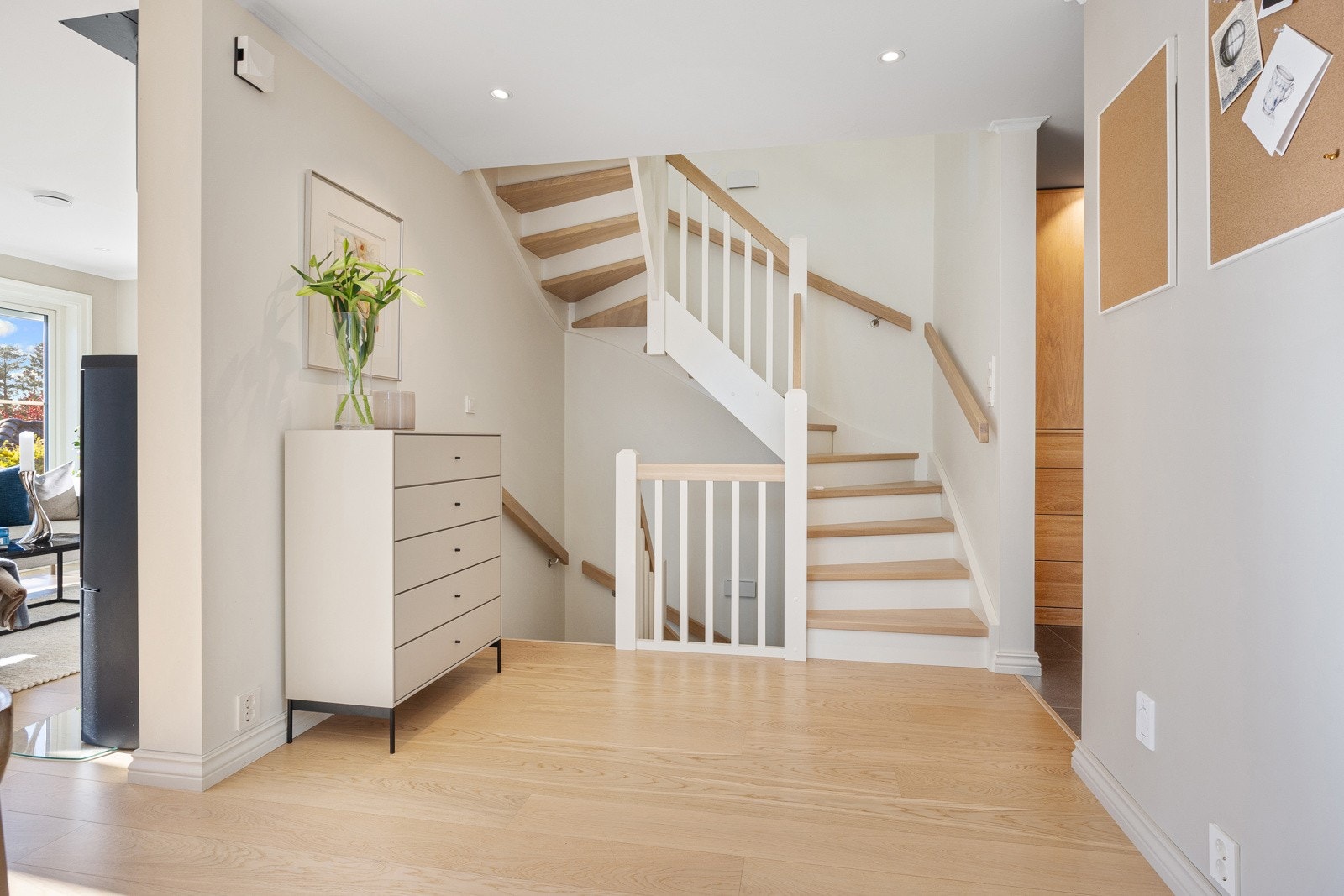 Gulvflisene fra hallen forsetter inn på et praktisk gjestetoalett med vegghengt wc. Galleribilde