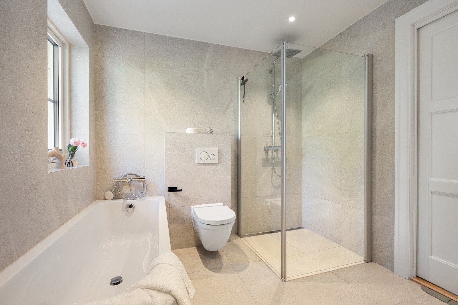 Det er tre flotte bad i huset, fordelt med ett i kjelleren og to i 2. etasje. Galleribilde