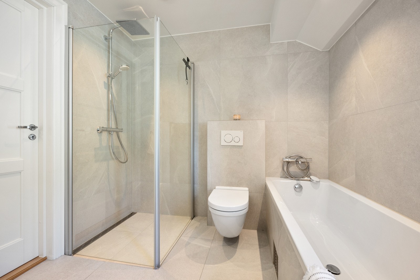 Begge badene i 2. etasje har både et innfliset badekar og et dusjhjørne med regnfallsdusj. Galleribilde