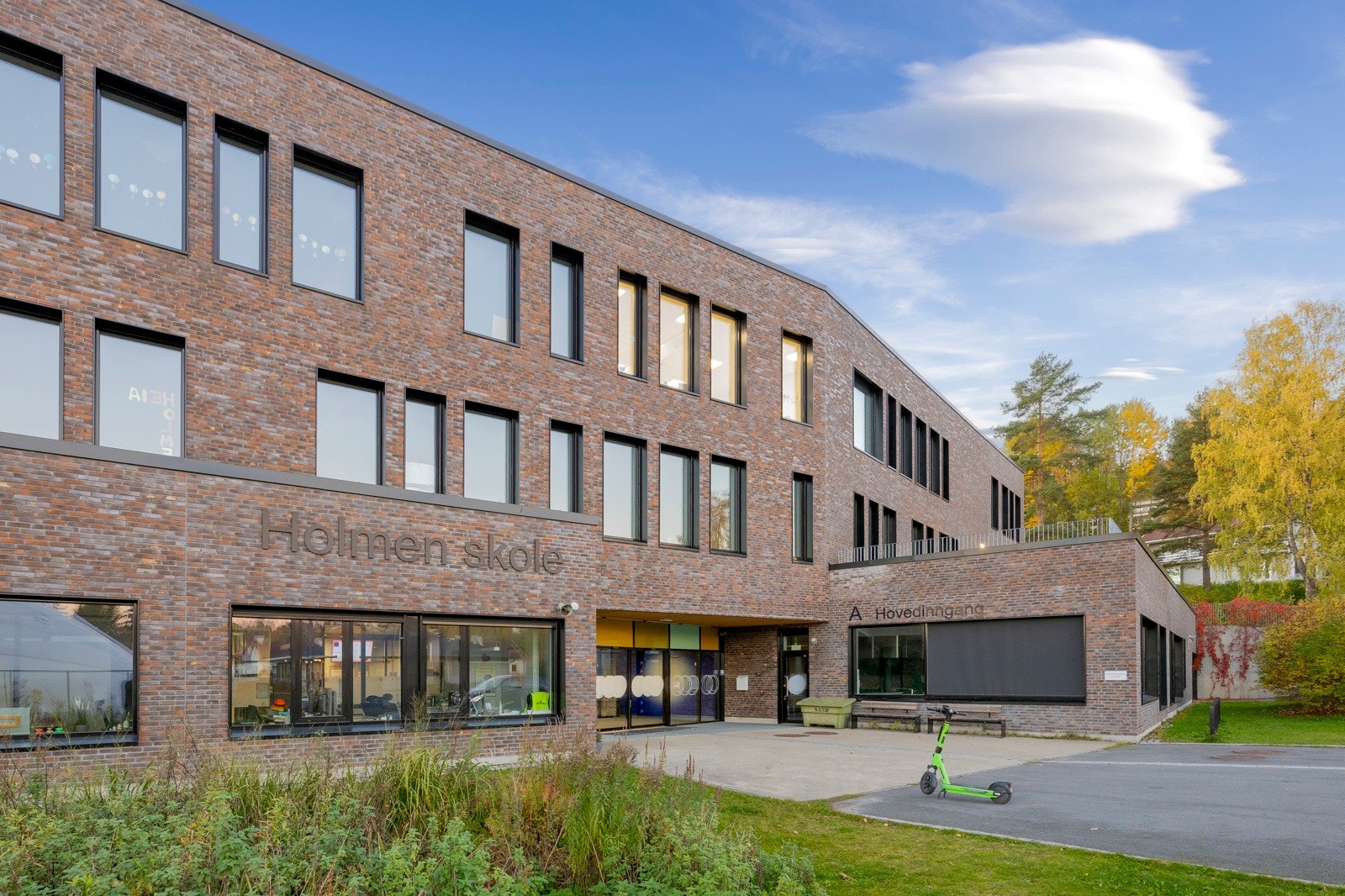 Fra boligen tar det kun et par minutter å gå til Holmen barneskole, som åpnet høsten 2018. Galleribilde