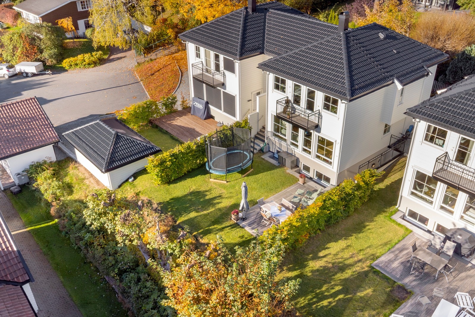 Beliggenheten er ideell for familier, i trygge omgivelser med gangavstand til skoler, barnehager og idrettsanlegg. Galleribilde