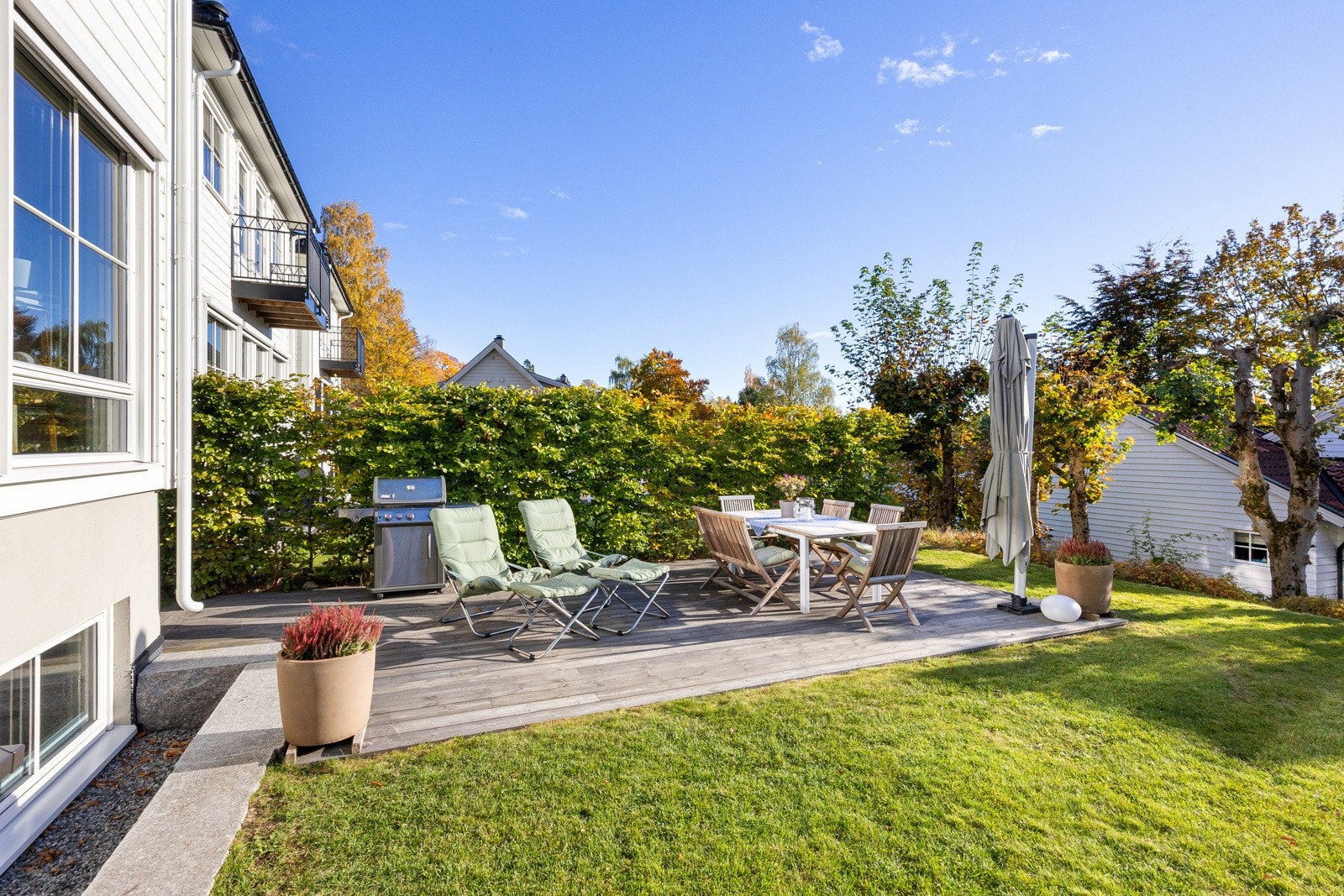 Hagen innbyr til lek og hygge, med en herlig markterrasse på ca. 28 kvm. Galleribilde