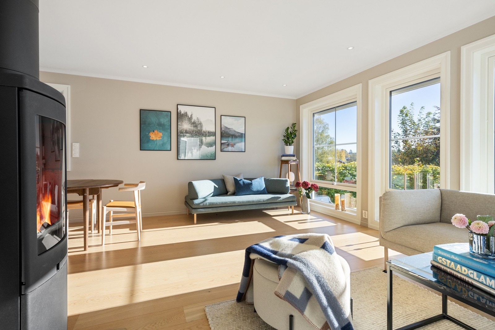 Stuen får lys fra alle sider, noe som bidrar til en herlig atmosfære og en god romfølelse. Galleribilde