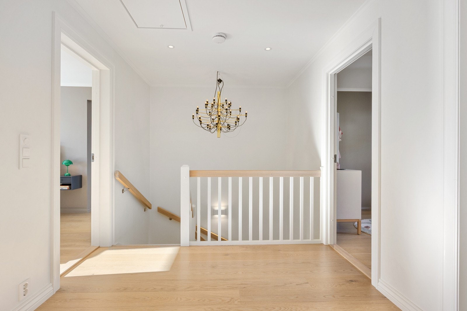 Hall i 2. etasjen. Adkomst til kaldloft. Galleribilde