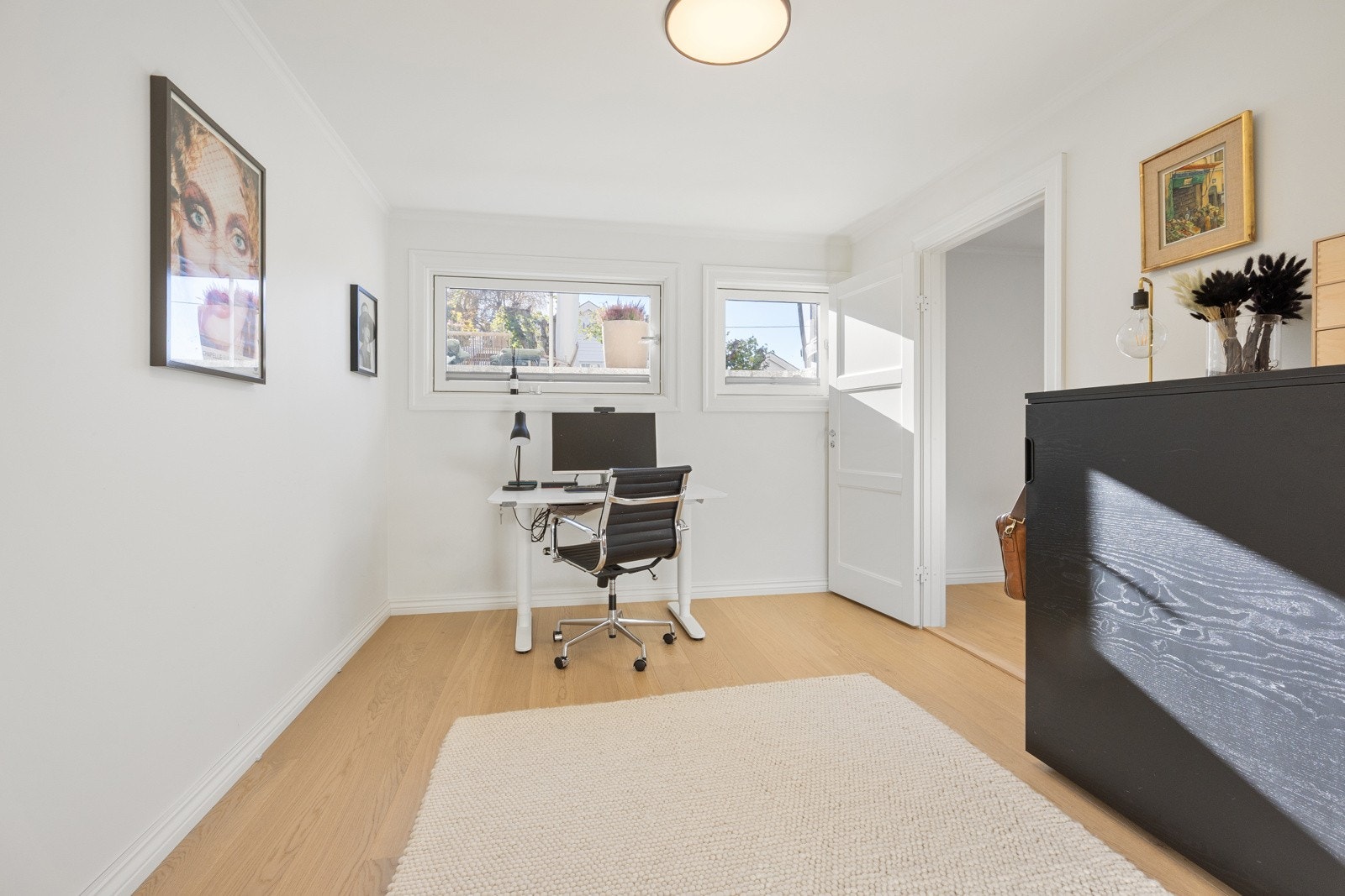 Kontor med plass for eget tekjøkken. Galleribilde