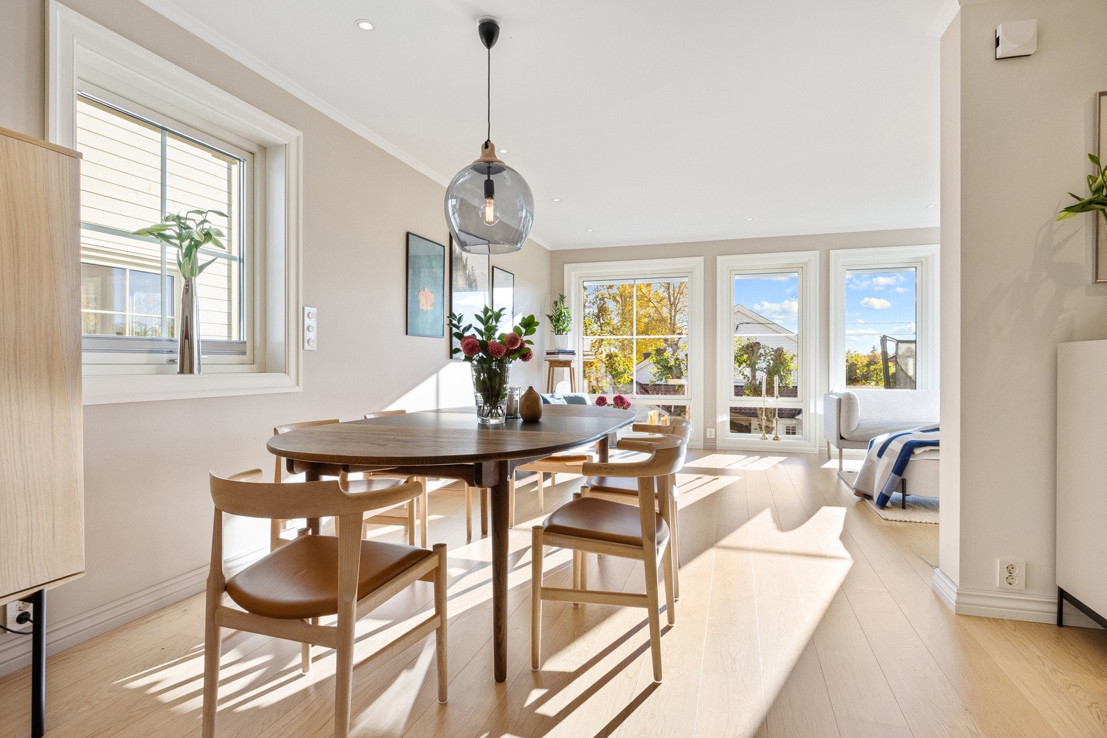 Utformingen gjør stuen enkel å møblere med flere sittegrupper. Galleribilde