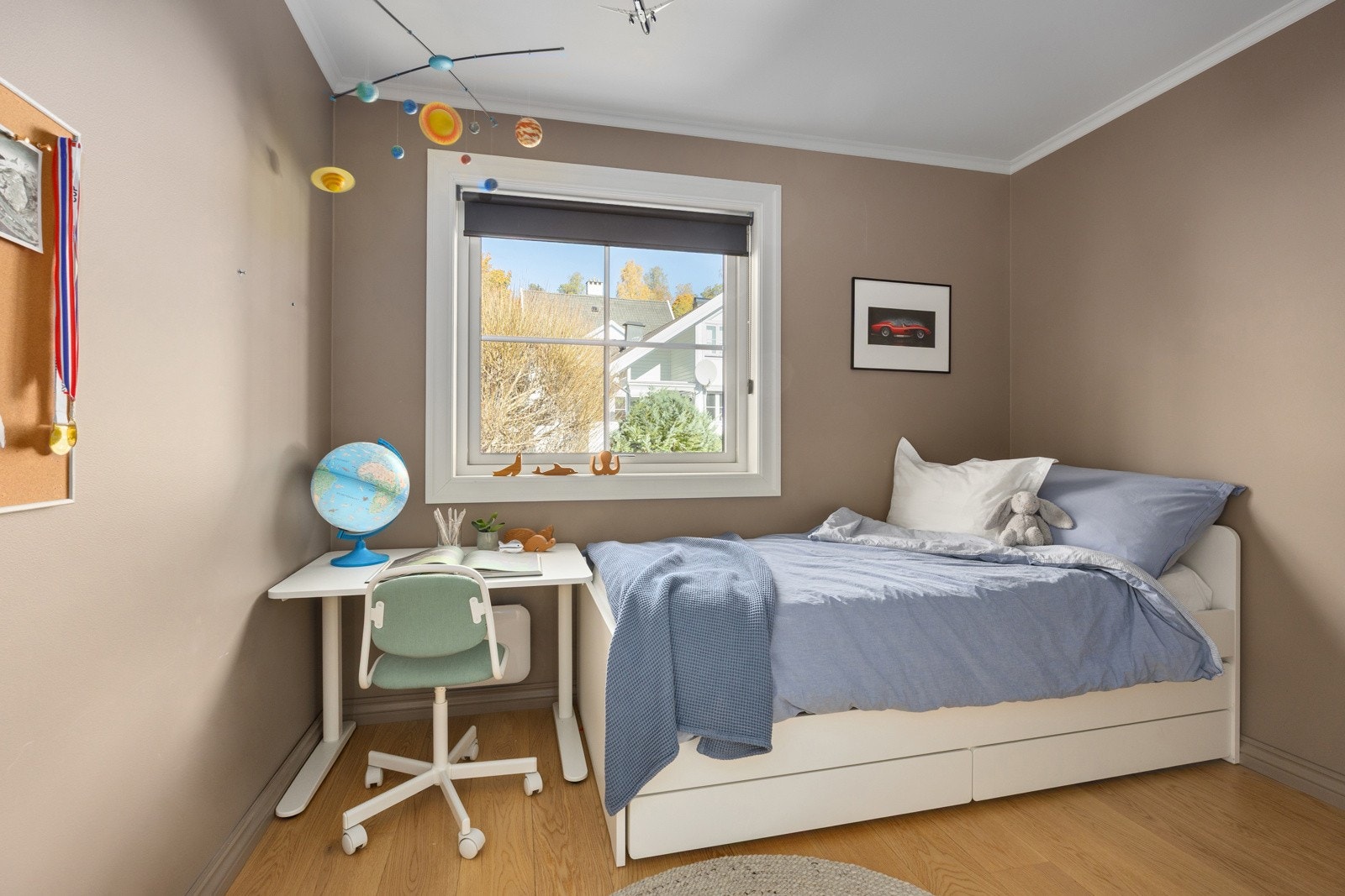 Alle rommene er malt i duse, tidsriktige farger for en behagelig atmosfære. Galleribilde