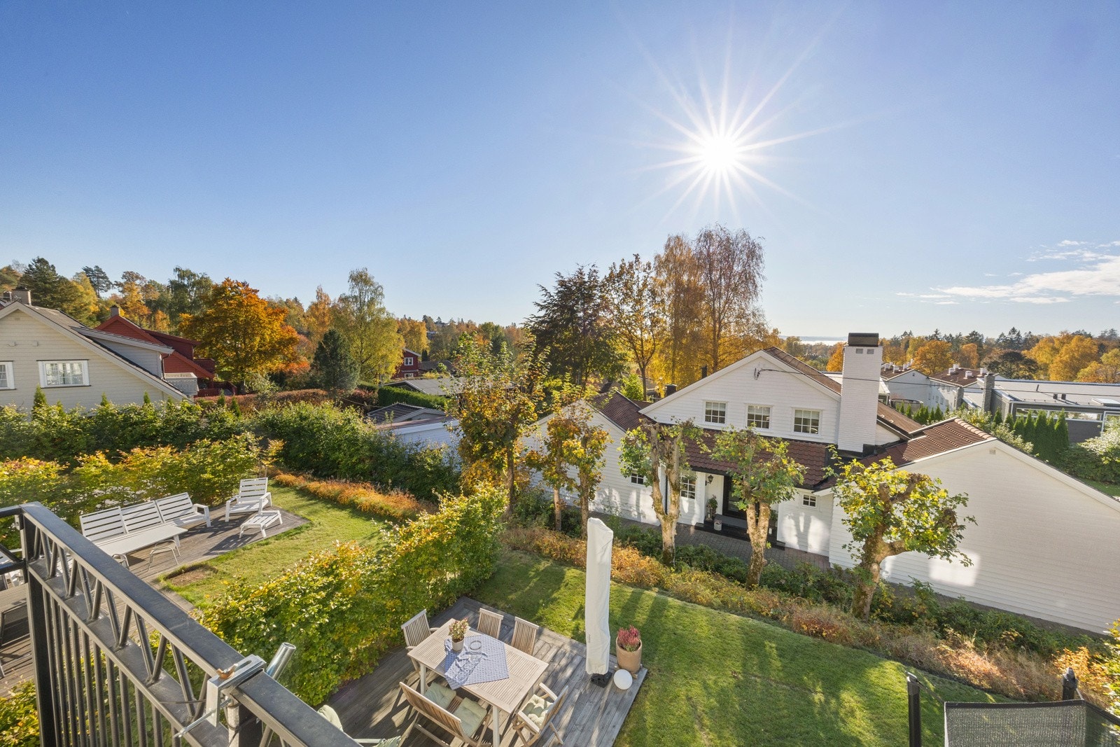 Velkommen til en påkostet halvpart over tre plan m/egen inng. til underetasjen. Beliggenheten er ideell for familier, i trygge og rolige omgivelser med kort gangavstand til skoler, barnehager og fritidsaktiviteter. Galleribilde