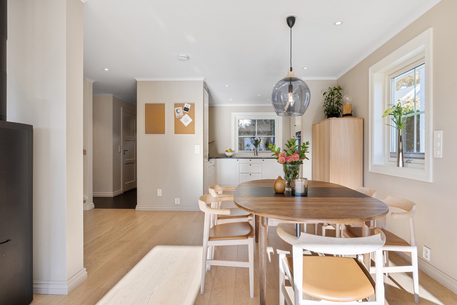 Her samles familien for hyggelige måltider rundt et langbord. Galleribilde