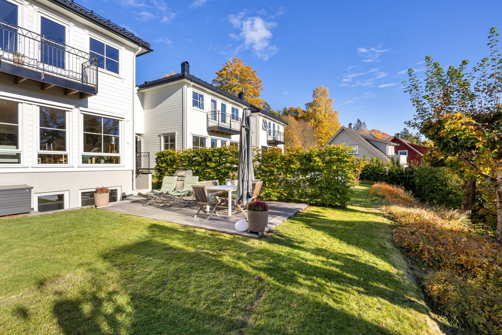 Hagen rammes fint inn av trær og hekker, opparbeidet med flat gressplen og en herlig markterrasse. Galleribilde