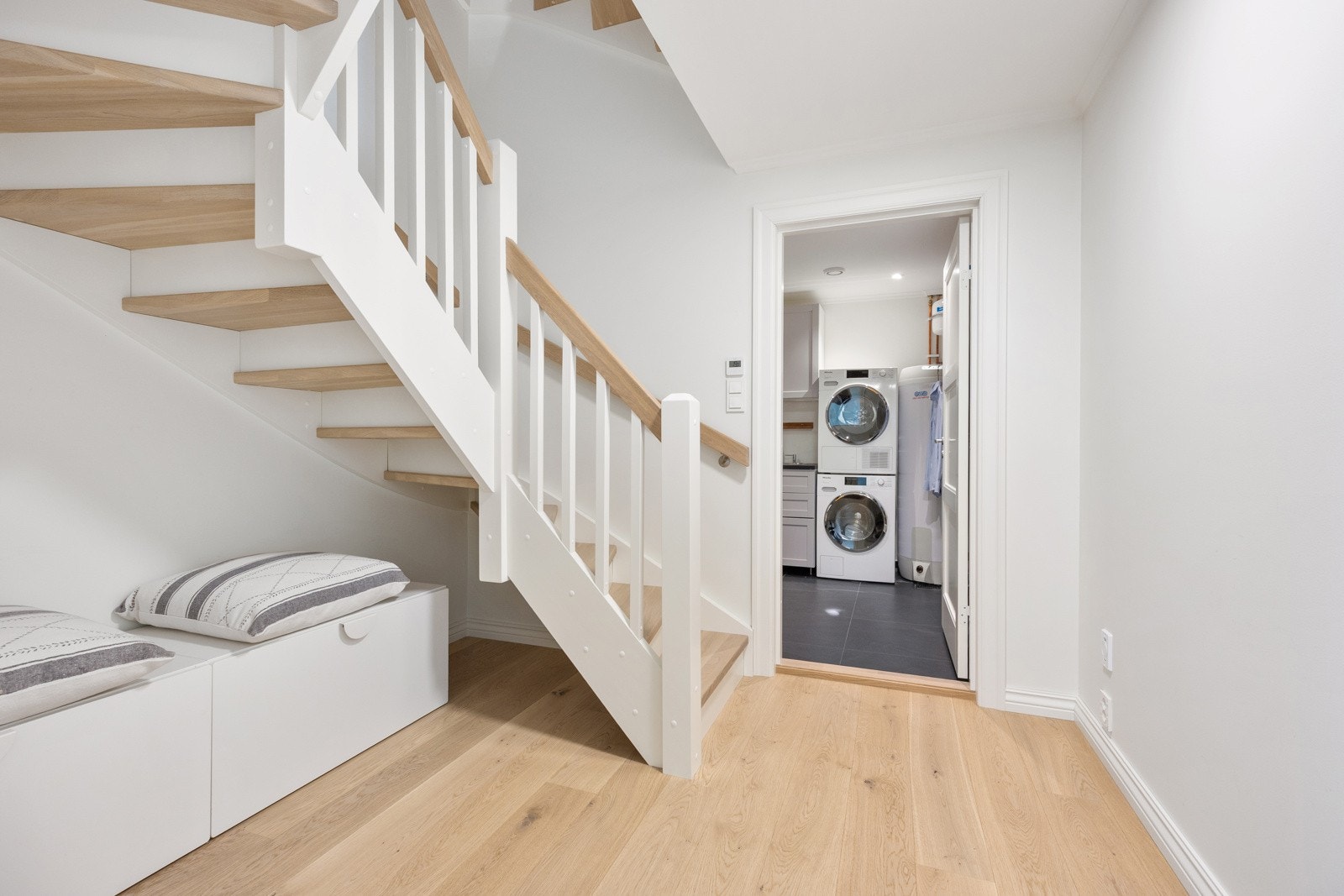 I kjelleretasjen har boligen et eget vaskerom for enklere hverdager. Galleribilde