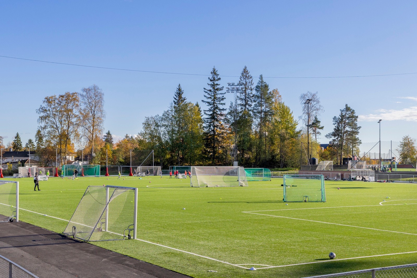Det er umiddelbar nærhet til Gressbanen, en fotball- og bandybane for Ready idrettslag. Det er også nylig åpnet en ny stor Meny butikk på Gressbanen. Galleribilde