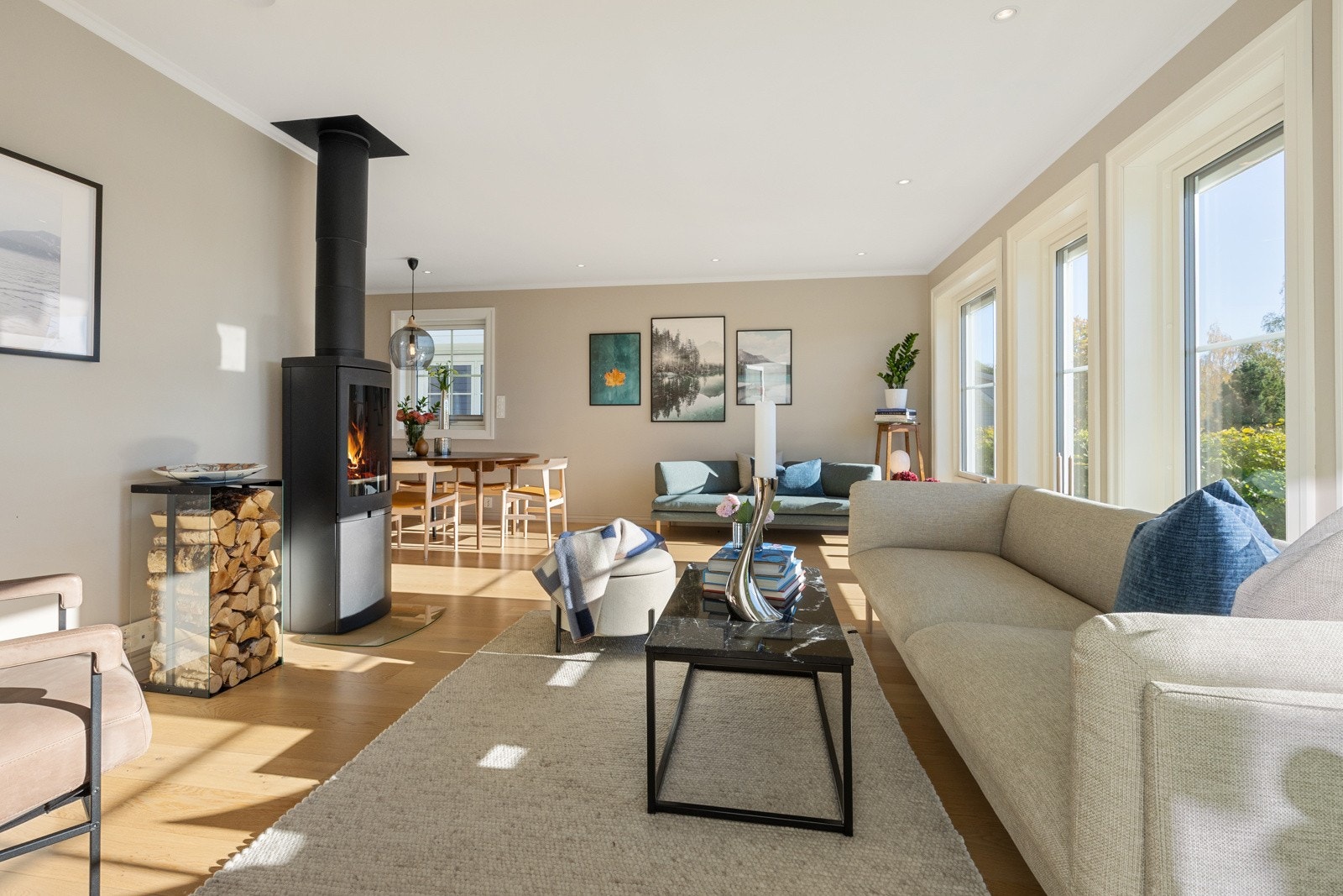 Boligen oppvarmes med vannbåren gulvvarme på badene, i hele kjelleren og i alle rom i 1. etasje. Galleribilde