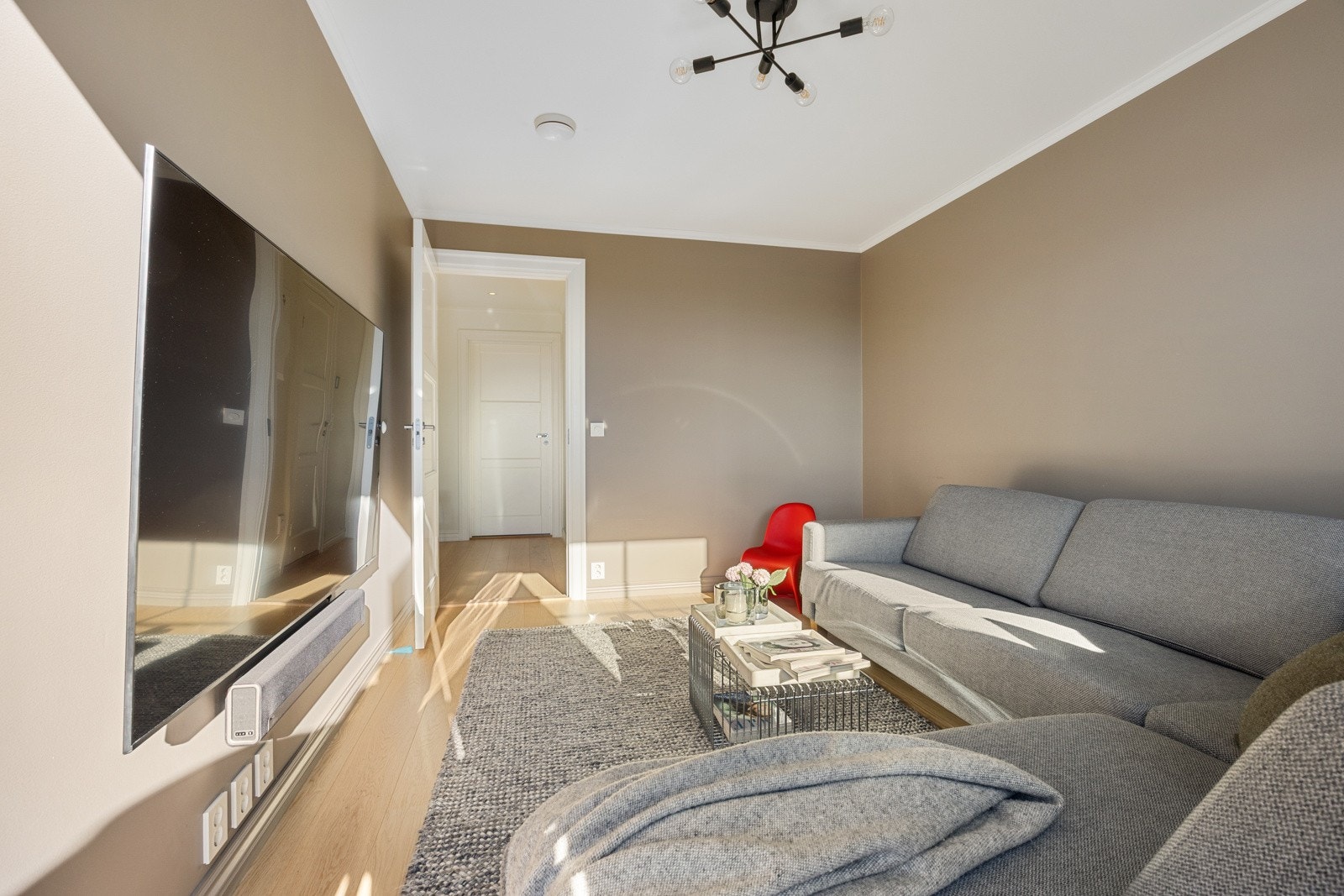 Soverom/tv-stue. Galleribilde