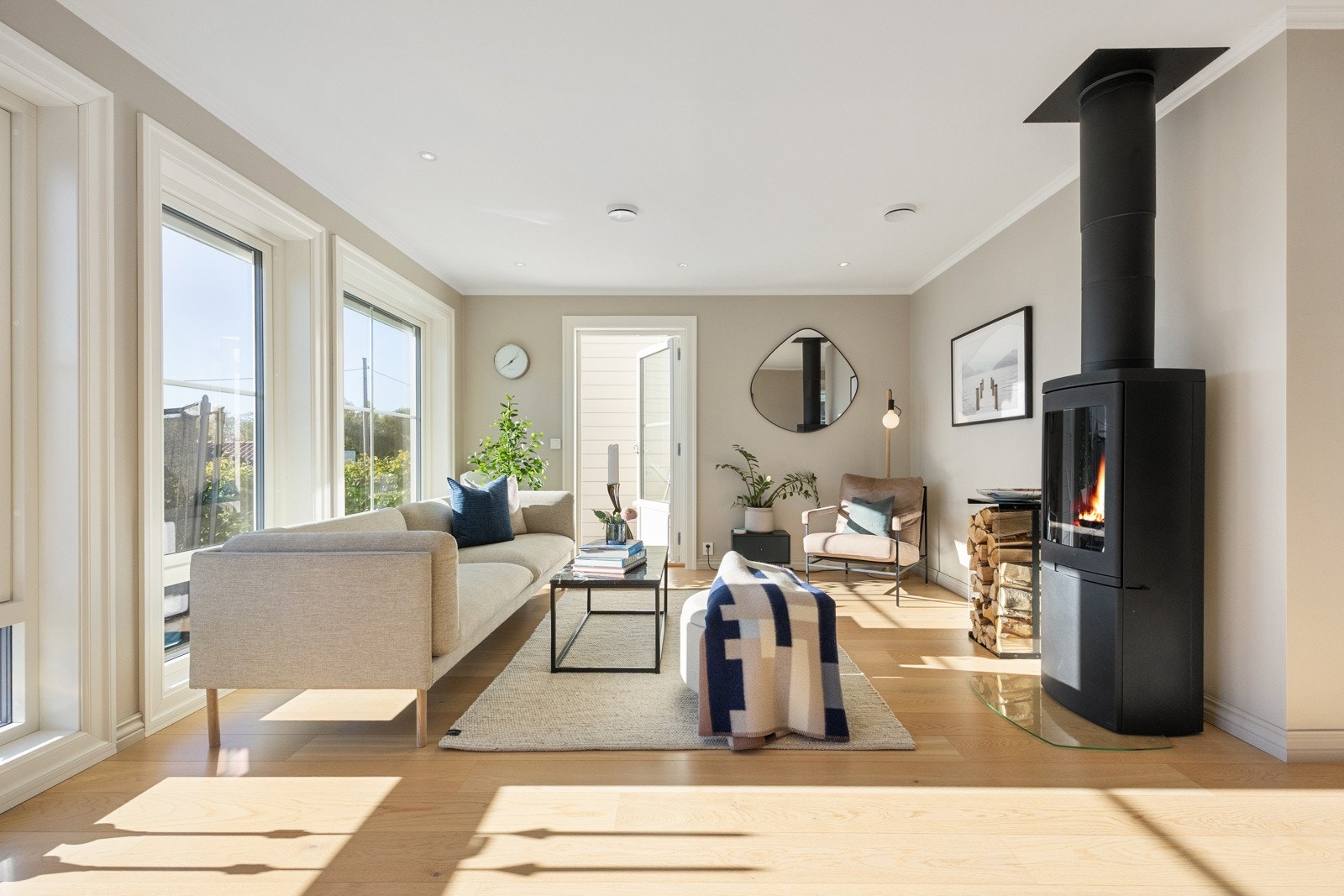 Man finner enkelt både roen og varmen foran en peisovn i stuen. Galleribilde