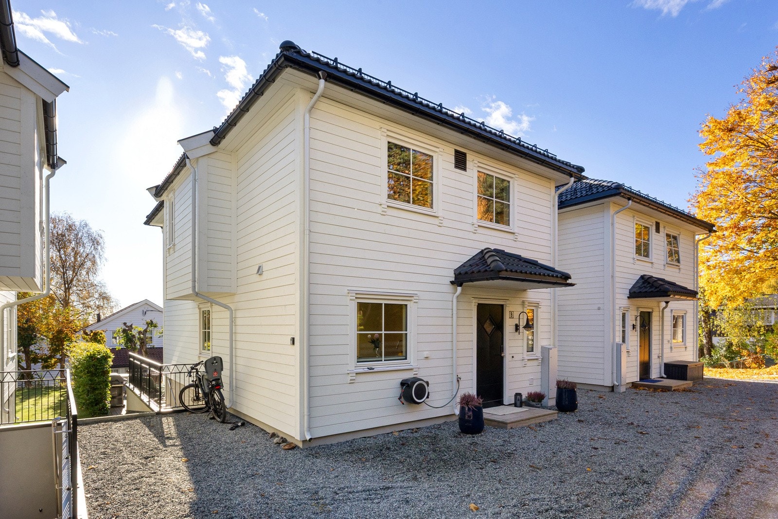 Det følger med en gruslagt p-plass mellom boligen og nabohuset. Galleribilde