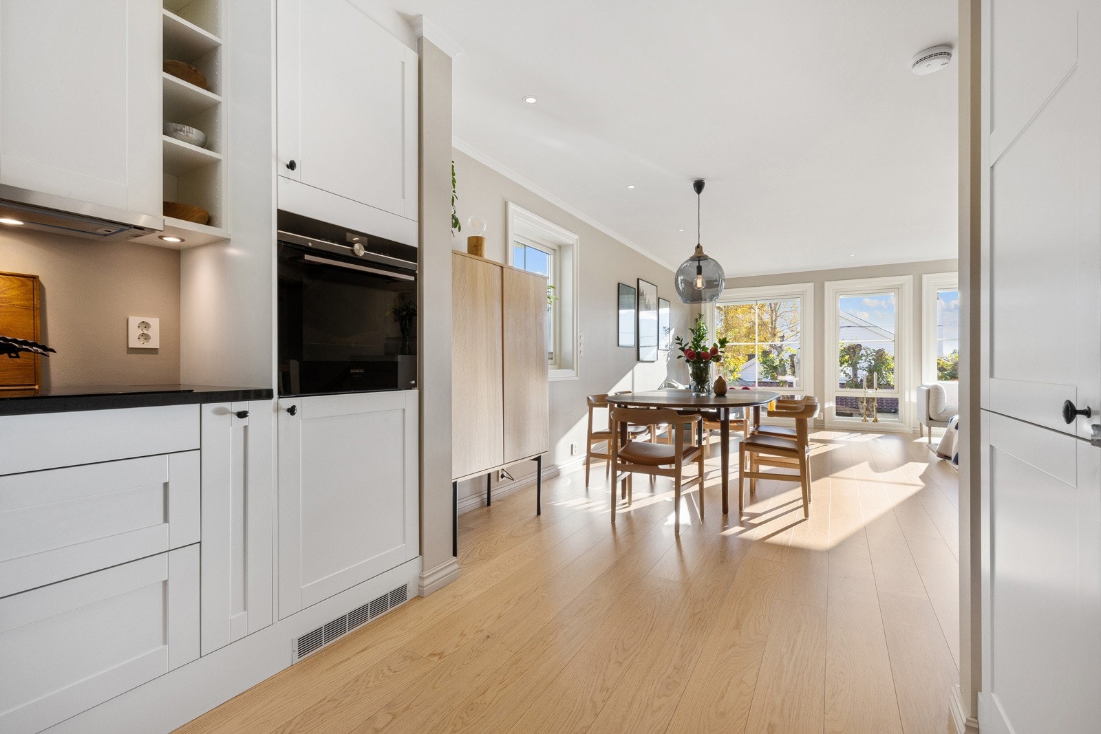 Kjøkkenet ligger tilbaketrukket, med mulighet for både sosial matlaging og skjermet arbeidsro. Galleribilde