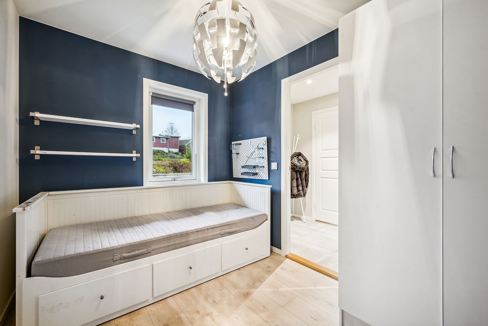 Soverom 2 innredet med seng og garderobeskap. Galleribilde