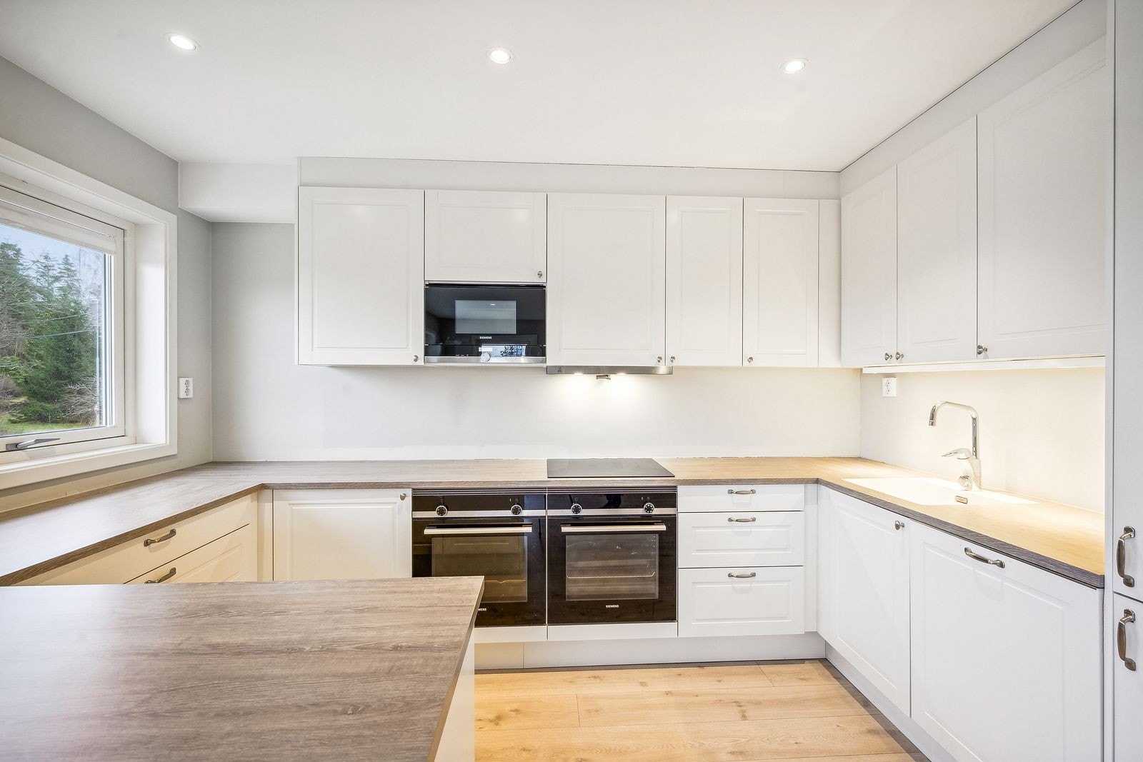 Flott kjøkken med integrerte hvitevarer. Godt med skap og benkeplass. Galleribilde