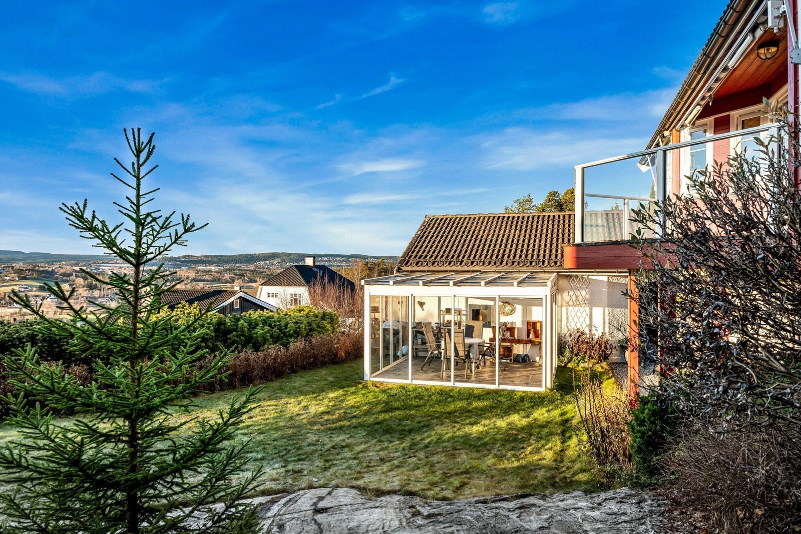 Den innglassede uteplassen på 13 m² ved garasjen forlenger utendørssesongen. Galleribilde