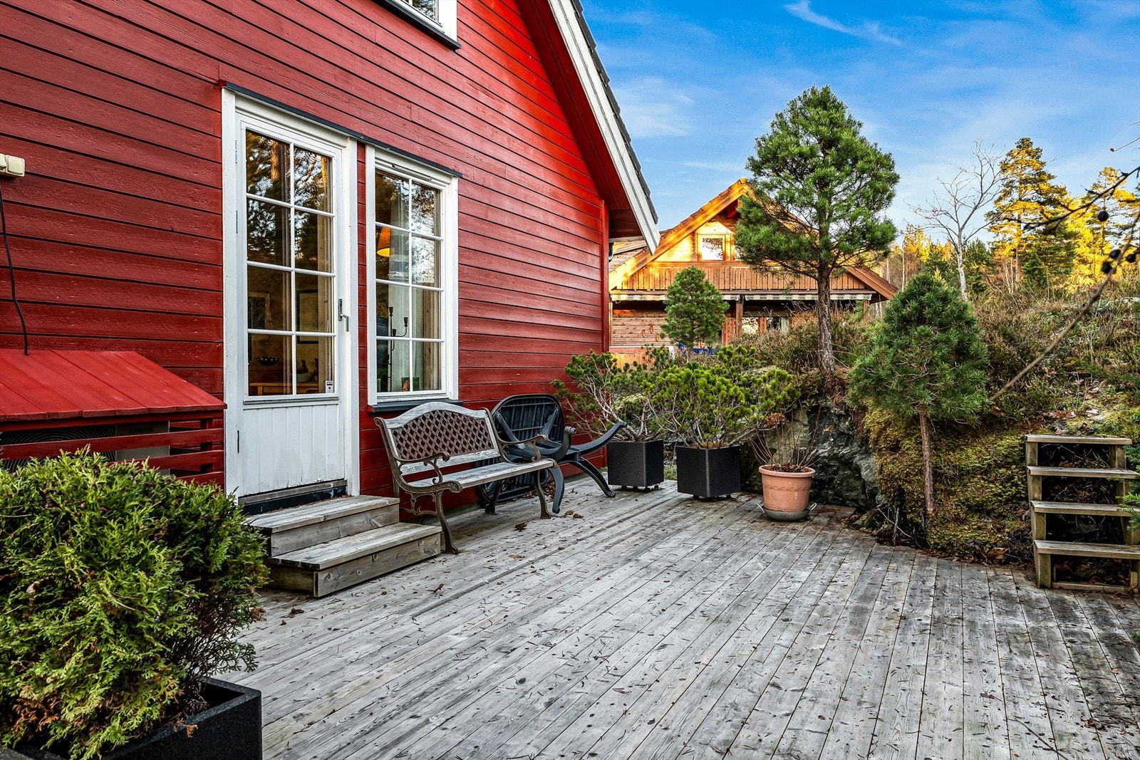 Eiendommen har totalt 54 m² med balkong- og terrasseareal, inkludert en platting på 30 m². Galleribilde