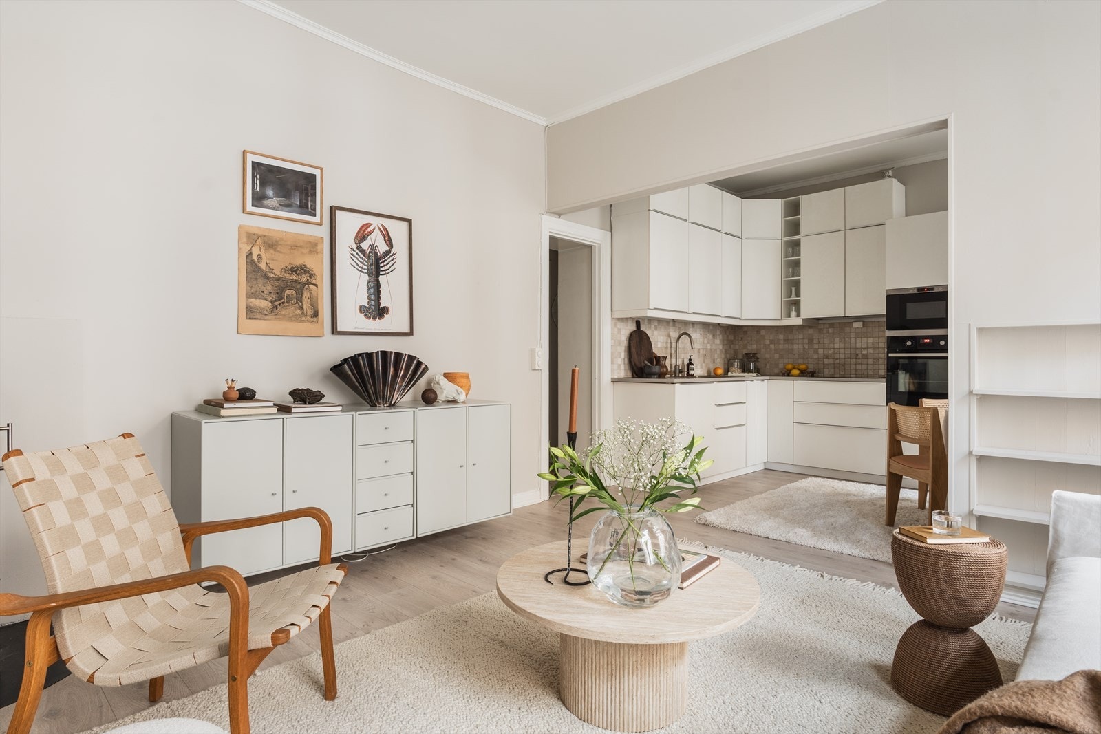 Leiligheten oppleves enkel å møblere - stuen gir god plass til stor sofagruppe og naturlig plassering av mediemøbler på motsatt vegg. Galleribilde