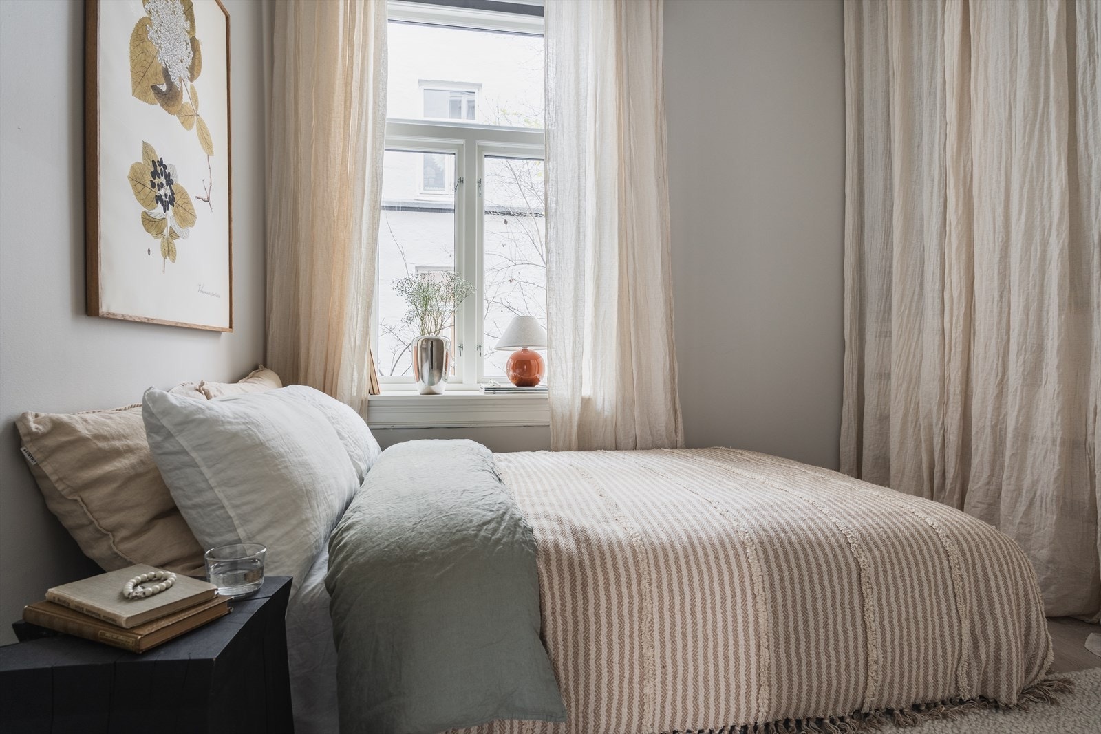 Soverommet er lyst og romslig - nylig malt i delikat lys farge Galleribilde