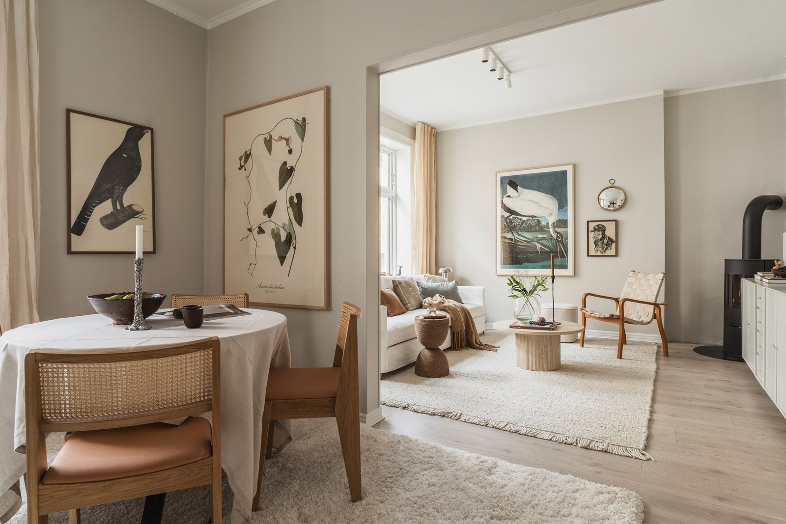 Takket være smart arealfordeling får du en stor og sosial stue/kjøkkenløsning som føles som et lyst, helhetlig og sosialt oppholdsrom Galleribilde