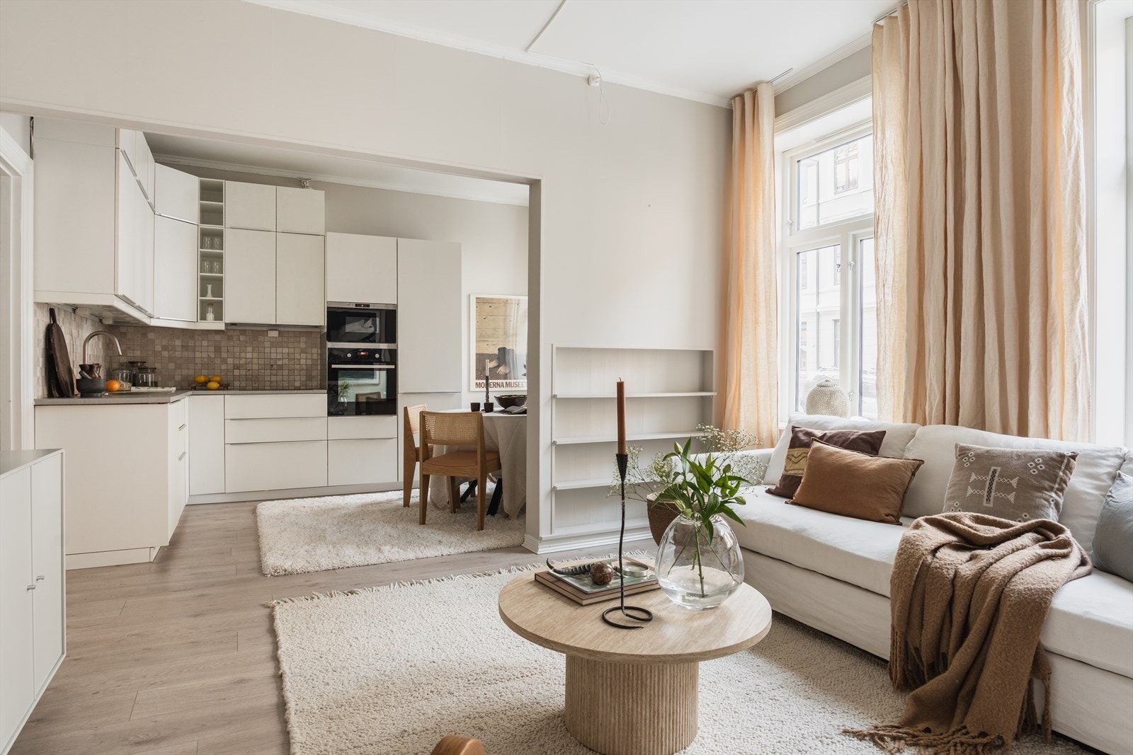 Spesielt god og sosial løsning med stue-/kjøkken som flyter fint på rekke og gir romslige soner Galleribilde