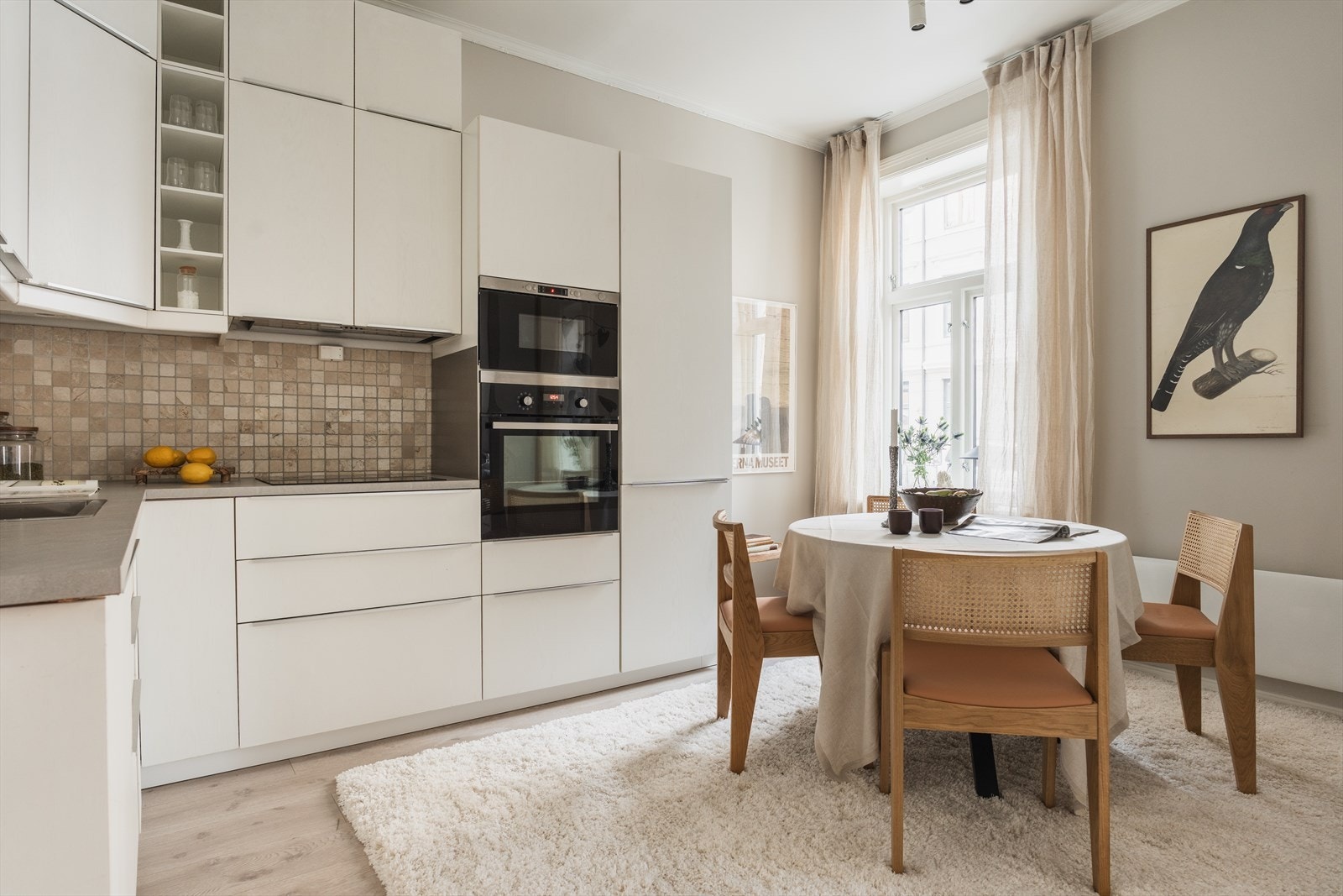 Kjøkkenet er utstyrt med avtrekksvifte og integrert kjøl/fryseskap, oppvaskmaskin, stekeovn, platetopp og mikroovn Galleribilde