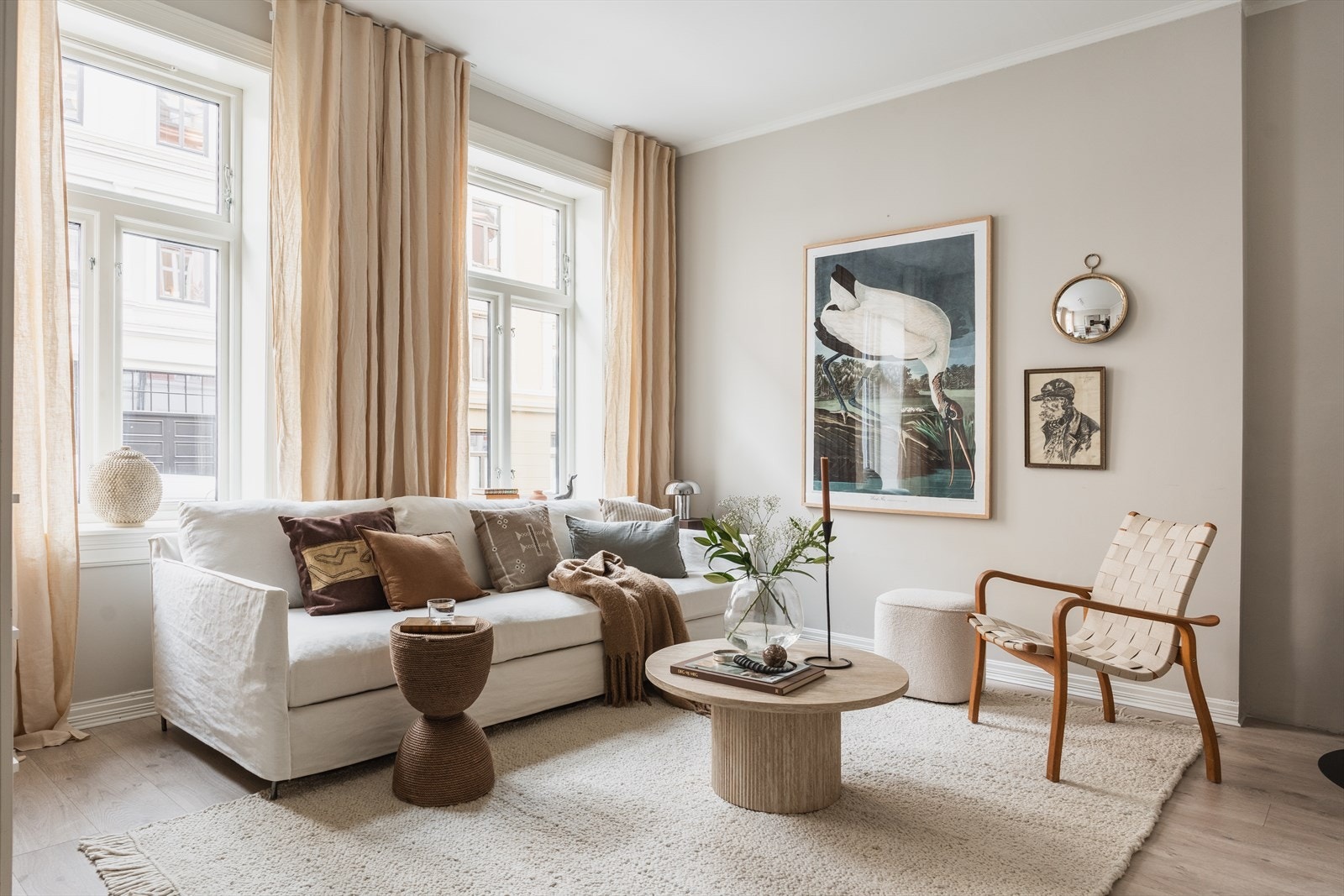 Mange og store vindusflater i kombinasjon med generøs takhøyde gir leiligheten en spesielt god og luftig romfølelse Galleribilde