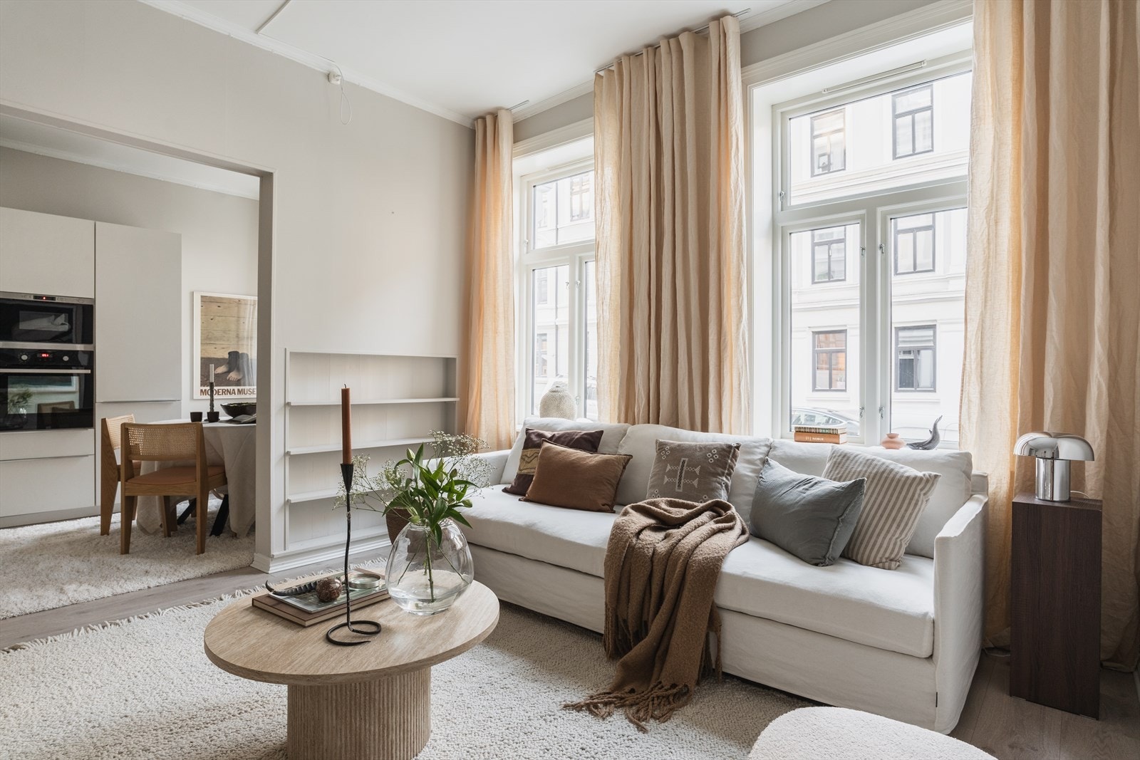 Leiligheten har en gjennomgående planløsning bestående av romslig stue med åpen kjøkkenløsning, soverom mot rolig bakgård, flislagt bad og innbydende entré Galleribilde