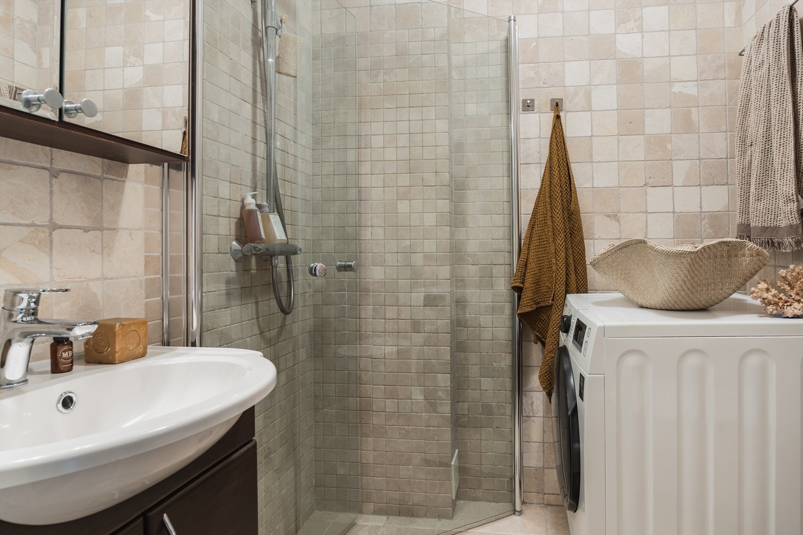 Lekkert flislagt bad med gulvvarme Galleribilde