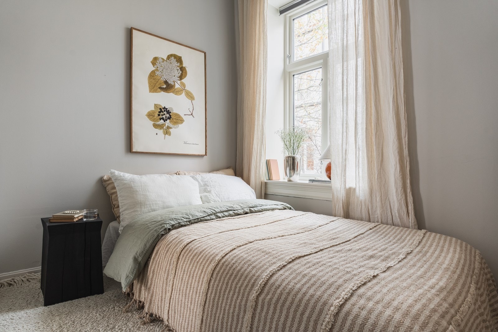 God plass til dobbeltseng og stor pax-garderobeløsning langs veggen nedenfor sengen Galleribilde