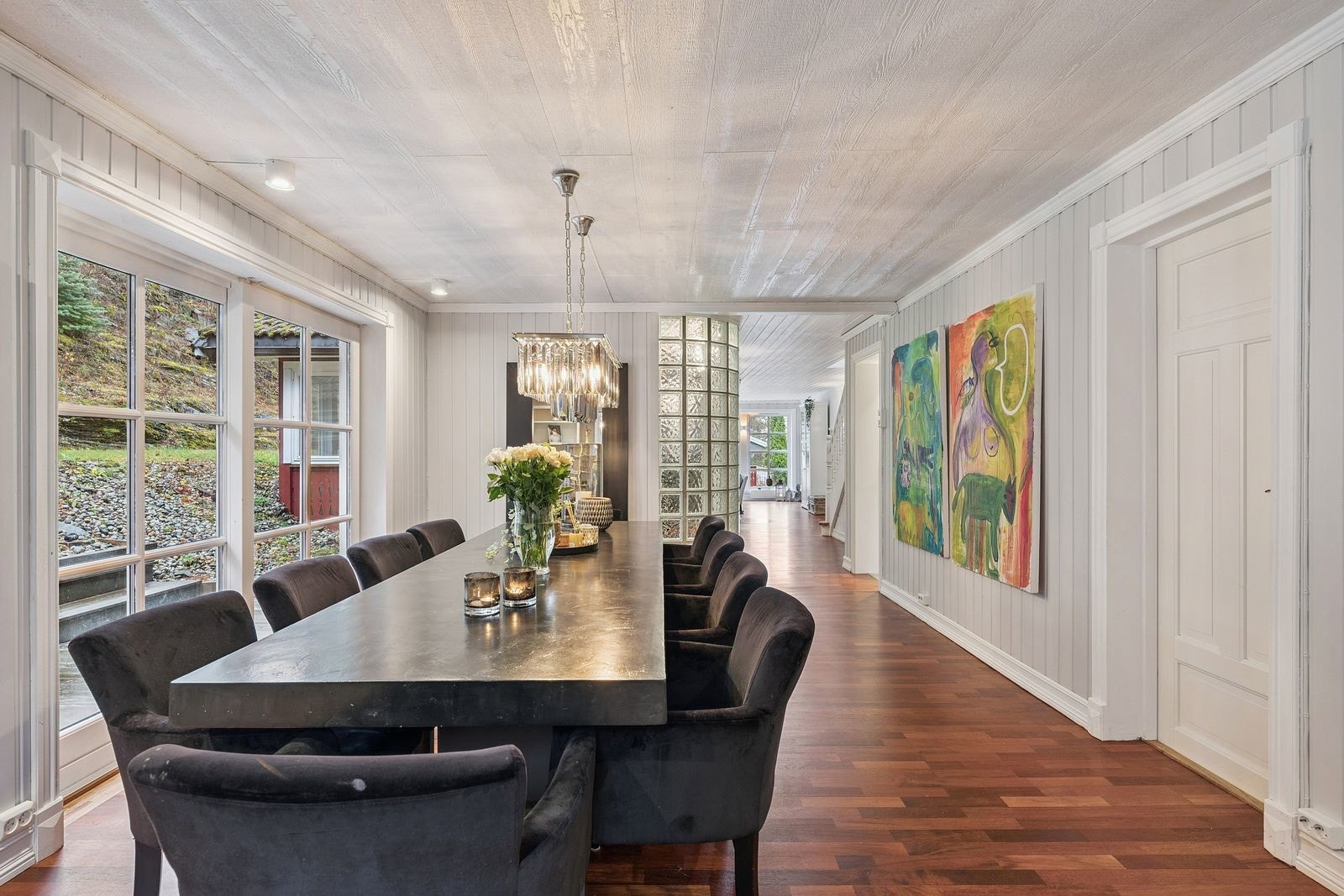 Spisestue med god plass. Galleribilde