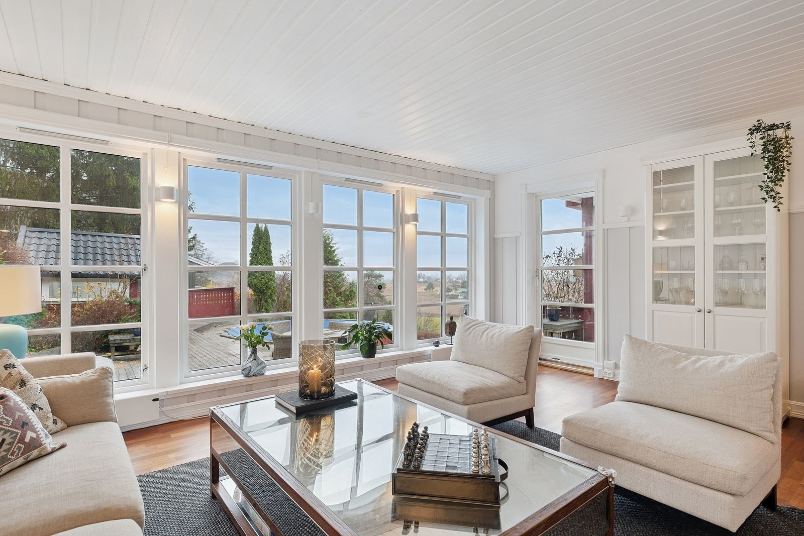 Vakker og praktisk stue med store vinduer som slipper inn rikelig med naturlig lys Galleribilde