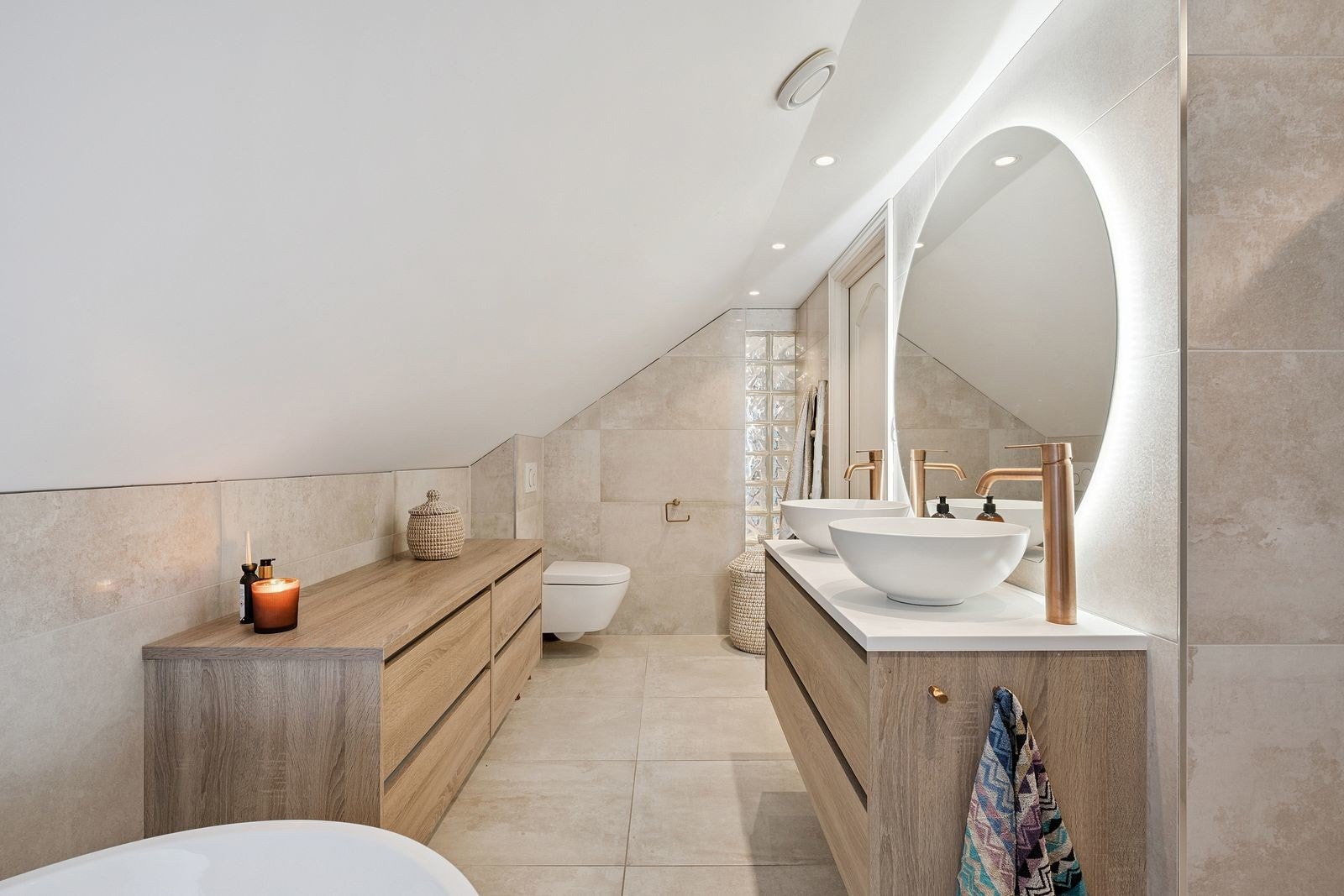 Lekkert bad loftetasje fra 2022 Galleribilde