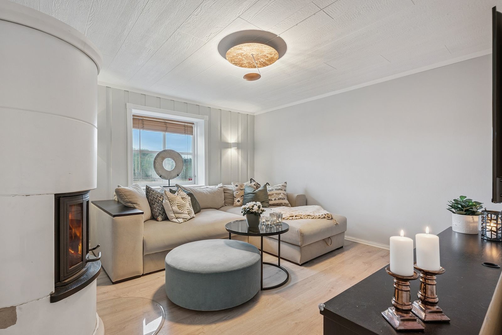 Lun TV stue med peis. Galleribilde