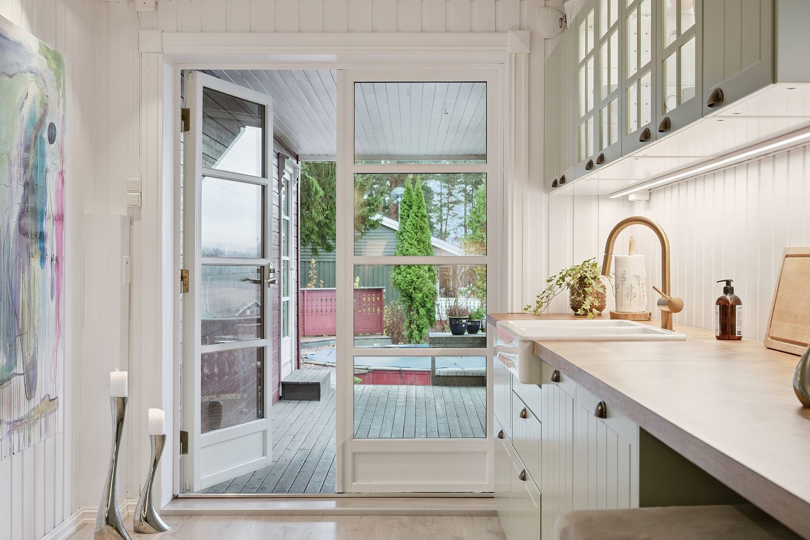 Fra kjøkken er det egen utgang til utestue. Galleribilde