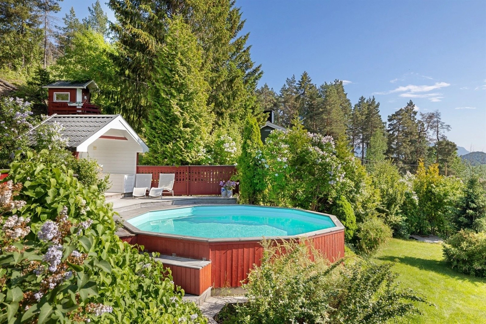 Unik og stilfull ebolig med svømmebasseng. Galleribilde