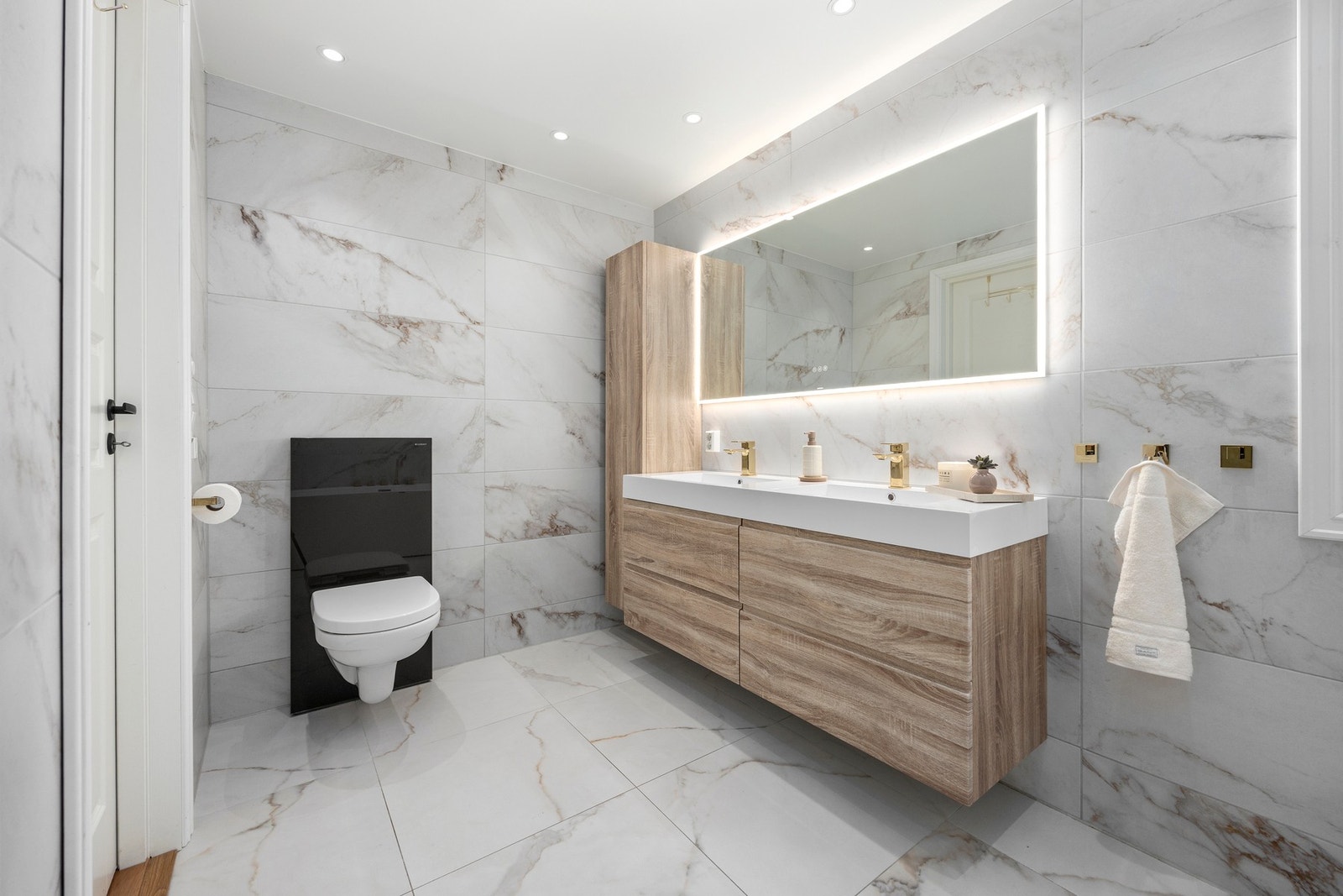 Bad/WC - ca 9 kvm. Badet ble renovert i 2021 og har en lekker utførelse Galleribilde