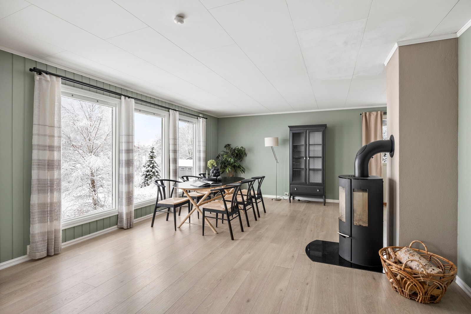 Gang, stue og kjøkken måler til sammen ca 57 kvm. Galleribilde