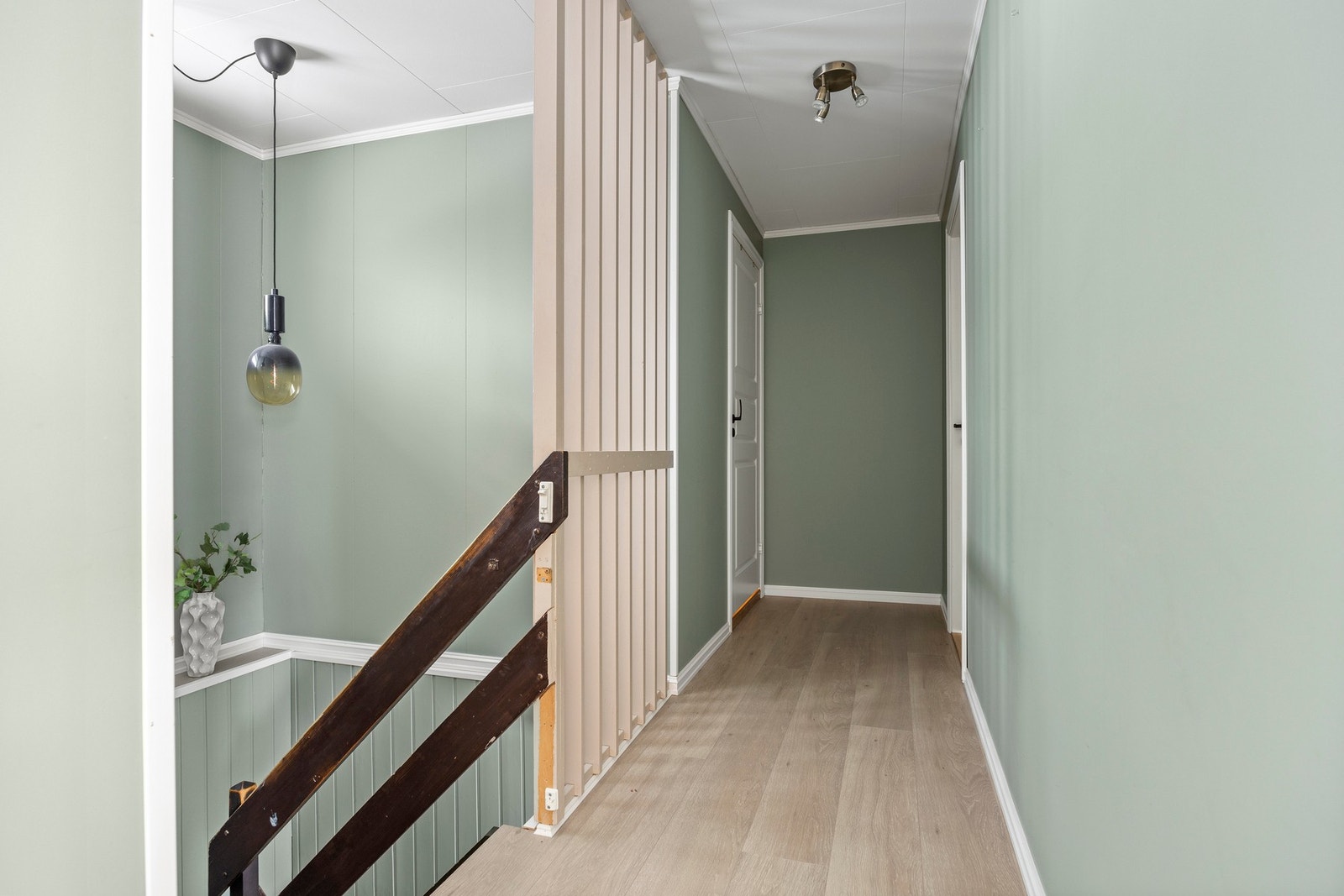 Gang med trapp ned til underetasje Galleribilde