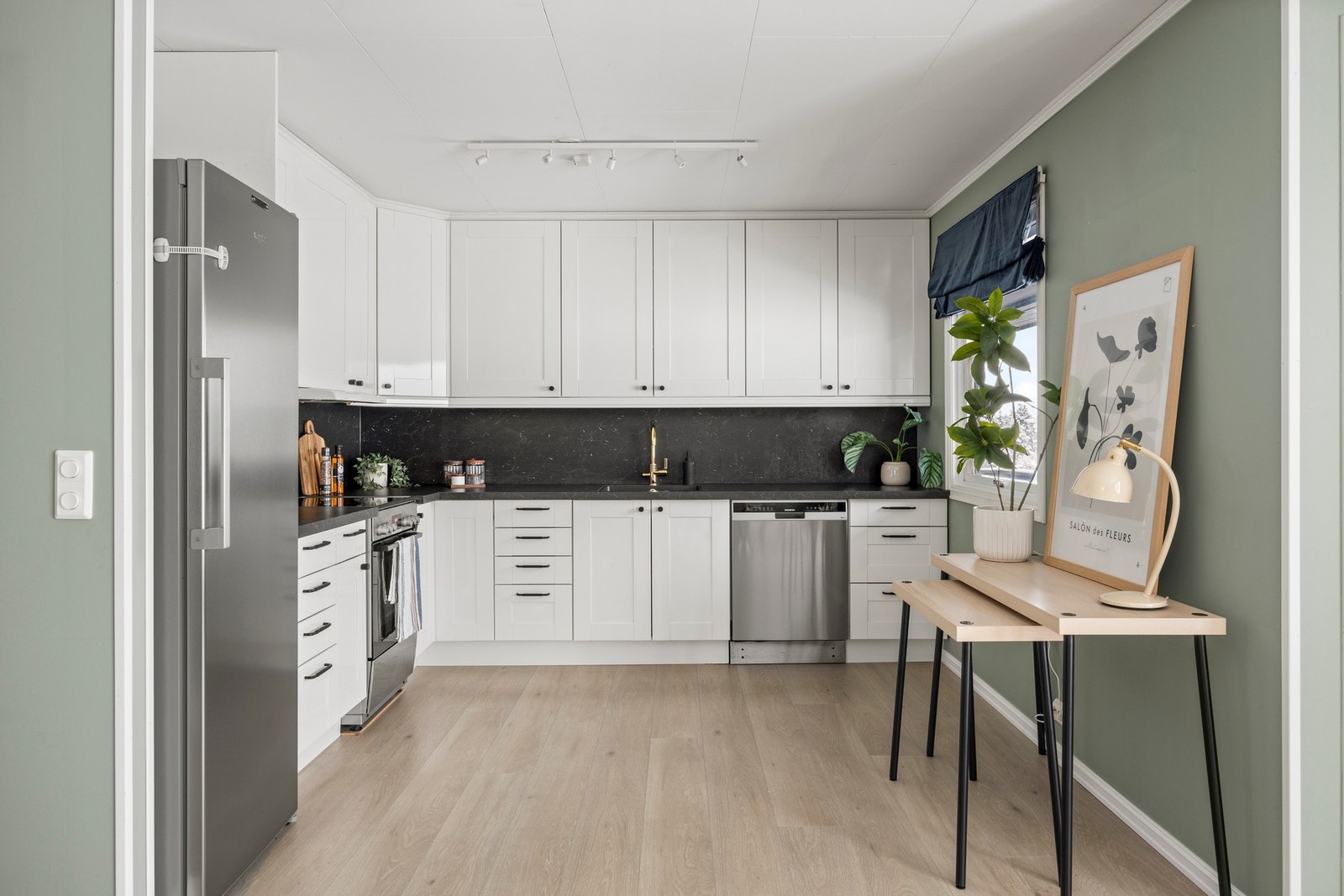 Pen innredning med avsatt plass for hvitevarer Galleribilde